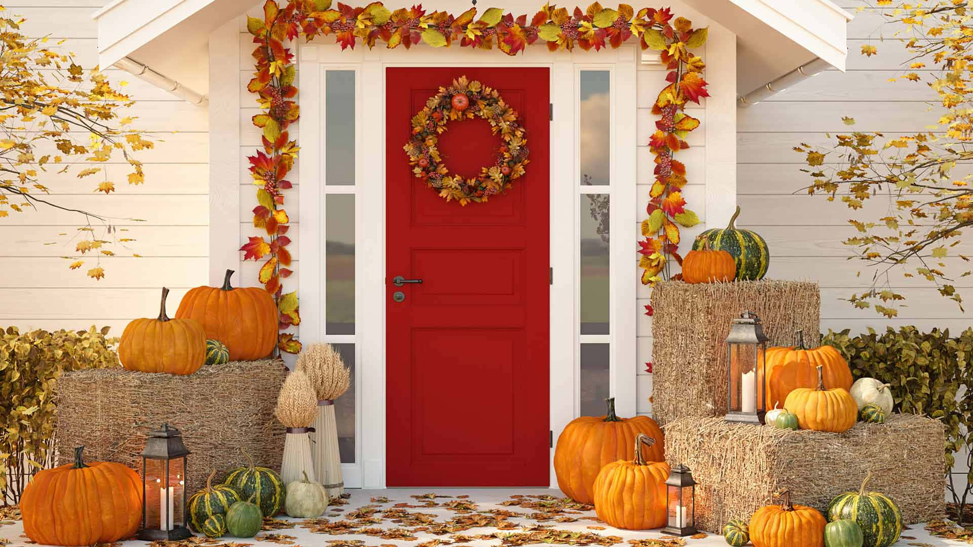 Fall Thanksgiving 桌布 壁紙 — 一扇鮮紅色的前門，飾有樹葉花環，兩旁擺放著南瓜、乾草捆和燈籠，上方是金黃色的秋葉。