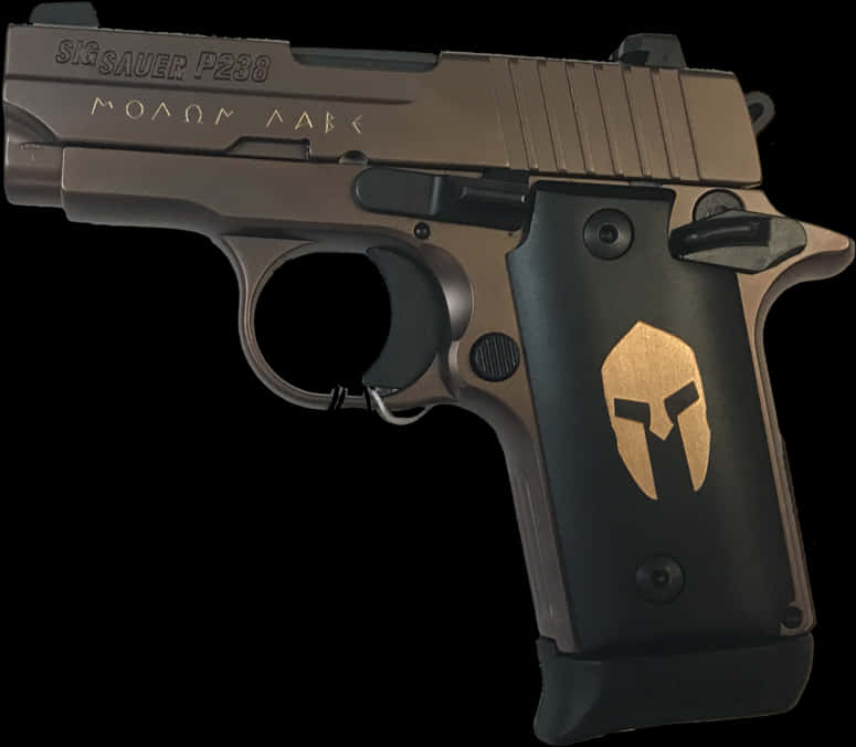 Weapons 桌布 壁紙 — 一把Sig Sauer P238手槍，黑色握把上帶有金色斯巴達頭盔標誌，背景為黑色。