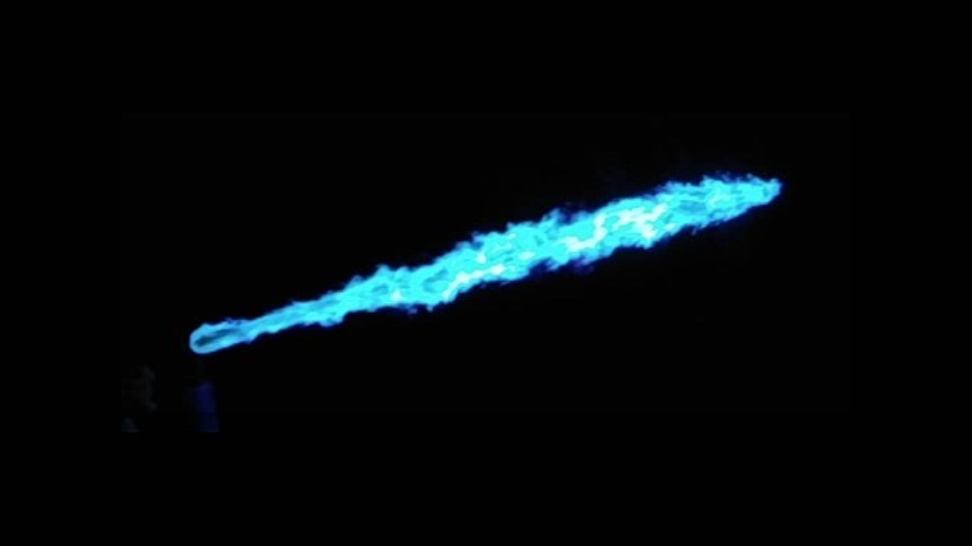 Flames 桌布 壁紙 — 一把充滿活力的藍色等離子劍在漆黑虛空中發光，下方有模糊的剪影。