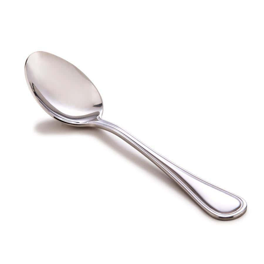 Spoon 桌布 壁紙 — 一把光滑的銀色湯匙，帶有拋光反射表面，斜放在純白色背景上，投下柔和的陰影。