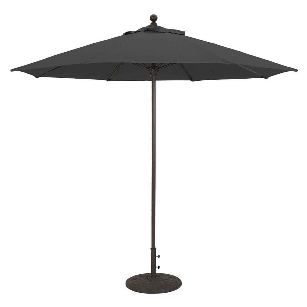 Umbrella 桌布 壁紙 — 一把大型黑色庭院傘，配有堅固的金屬桿和底座，立在純白色背景前。