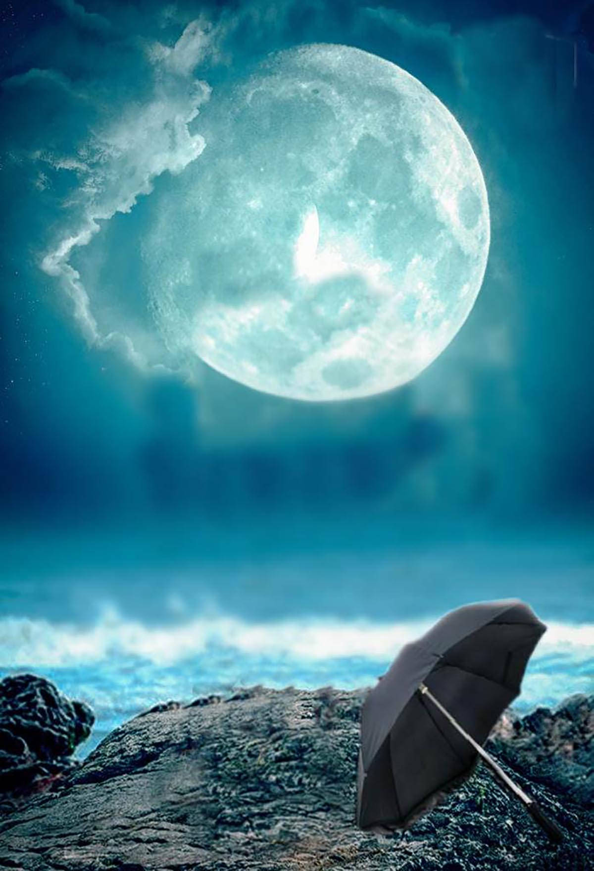 Picsart 桌布 壁紙 — 一把孤獨的黑色雨傘擱在岩石海岸上，下方是巨大的發光月亮，在洶湧的海浪上投射出空靈的藍光。
