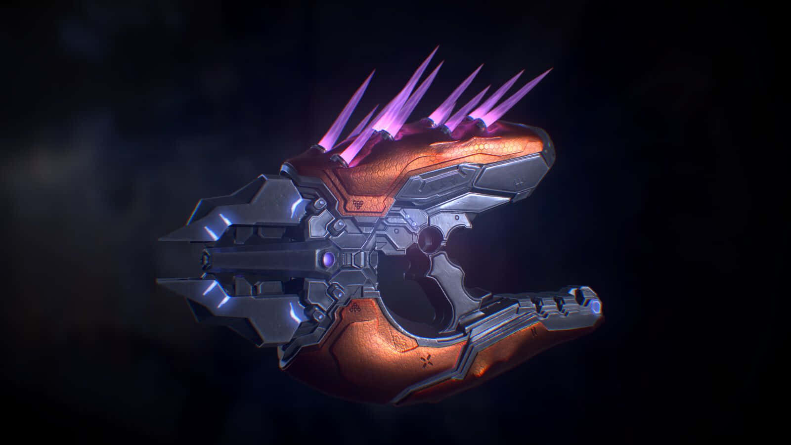 Halo Needler 桌布 壁紙 — 一把帶有發光紫色尖刺和金屬橙色及銀色裝甲的未來科幻武器漂浮在黑暗中。