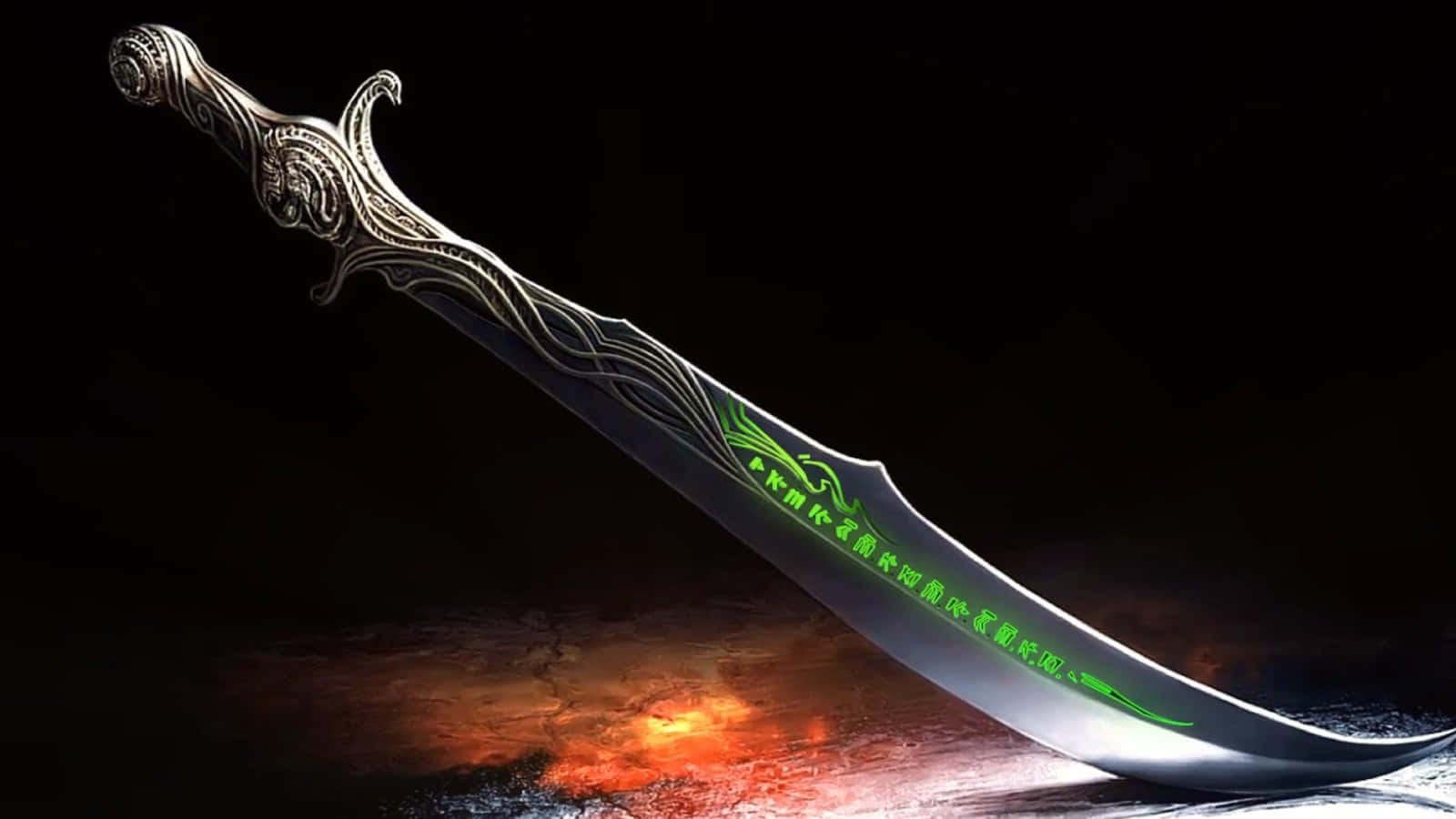 Ancient Weapons 桌布 壁紙 — 一把帶有發光綠色符文的奇幻劍斜放在黑暗背景中燃燒的裂紋表面上。
