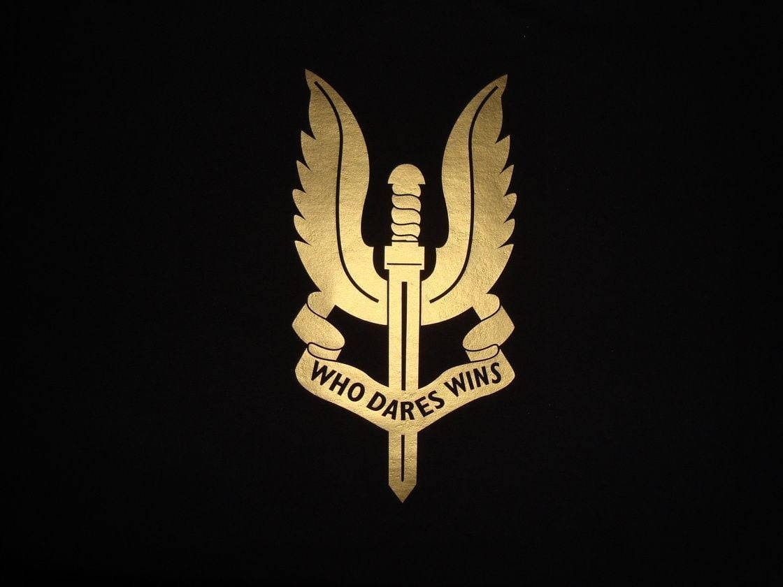 金色劍帶翅膀和寫有 who dares wins 的橫幅，黑色背景。 — 印度軍隊 壁紙