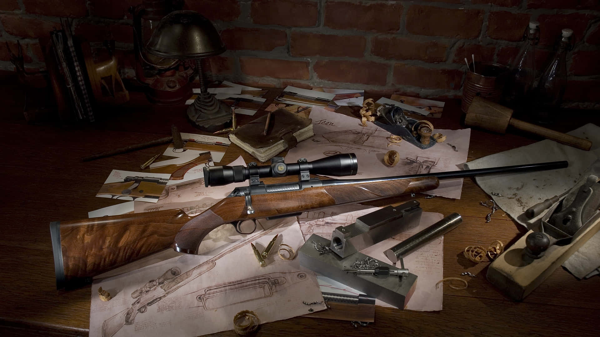 Rifle 桌布 壁紙 — 一把帶瞄準鏡的復古步槍擱在雜亂的木製工作台上，周圍有藍圖、工具和磚牆背景。
