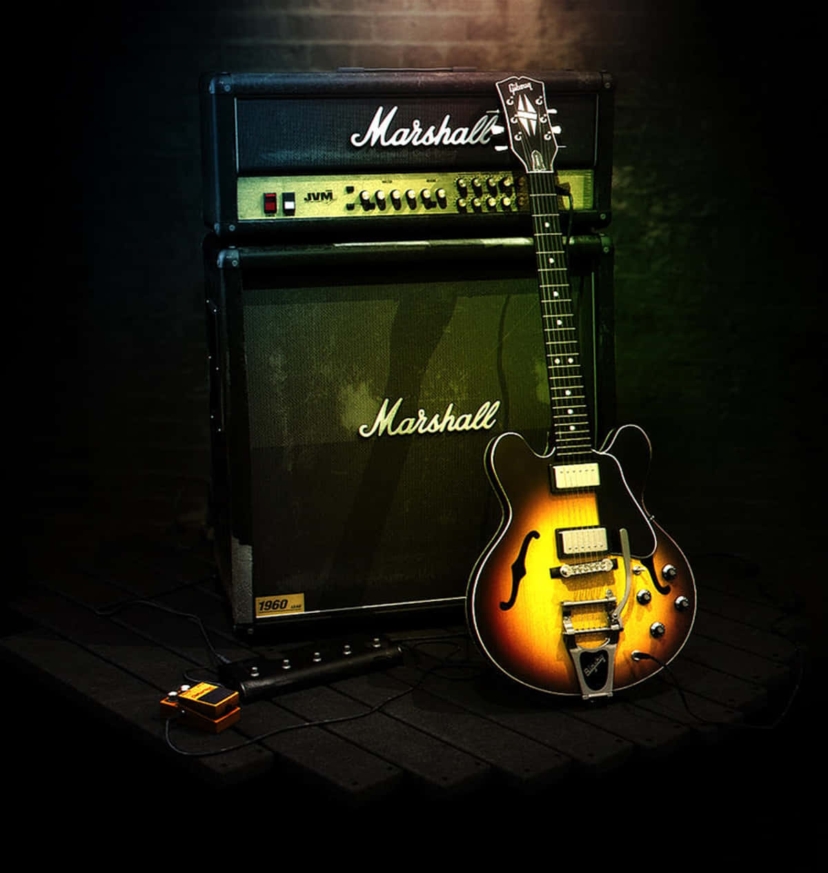 Guitar Aesthetic 桌布 壁紙 — 一把復古旭日紋 Gibson 吉他靠在經典 Marshall 音箱上，在昏暗的錄音室環境中。