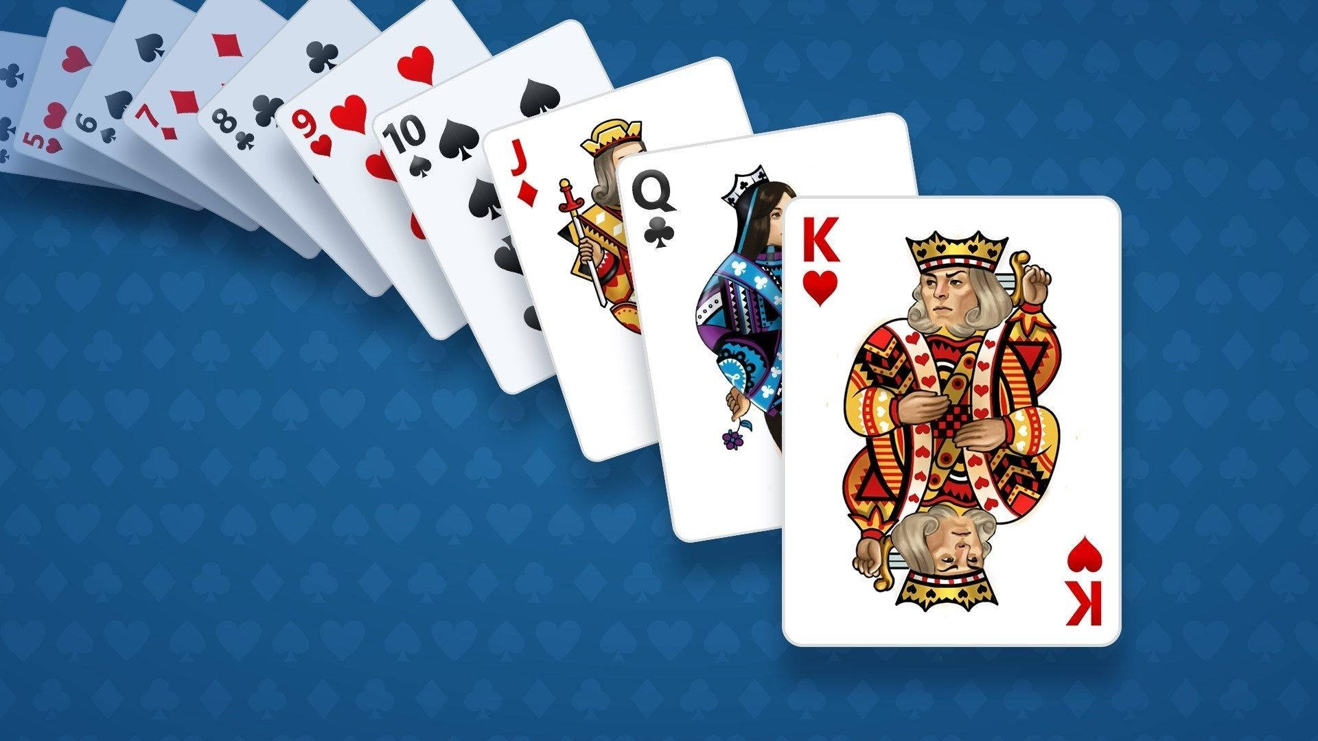 Solitaire 桌布 壁紙 — 一把撲克牌扇，皇家人頭牌在藍色心形圖案背景上突出顯示。