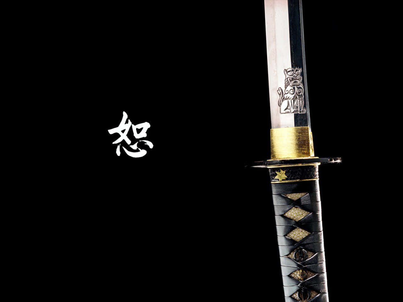 Samurai Sword 桌布 壁紙 — 一把時尚的日本刀，帶有金色裝飾和獅子圖案，在純黑色背景上與白色漢字旁閃閃發光。