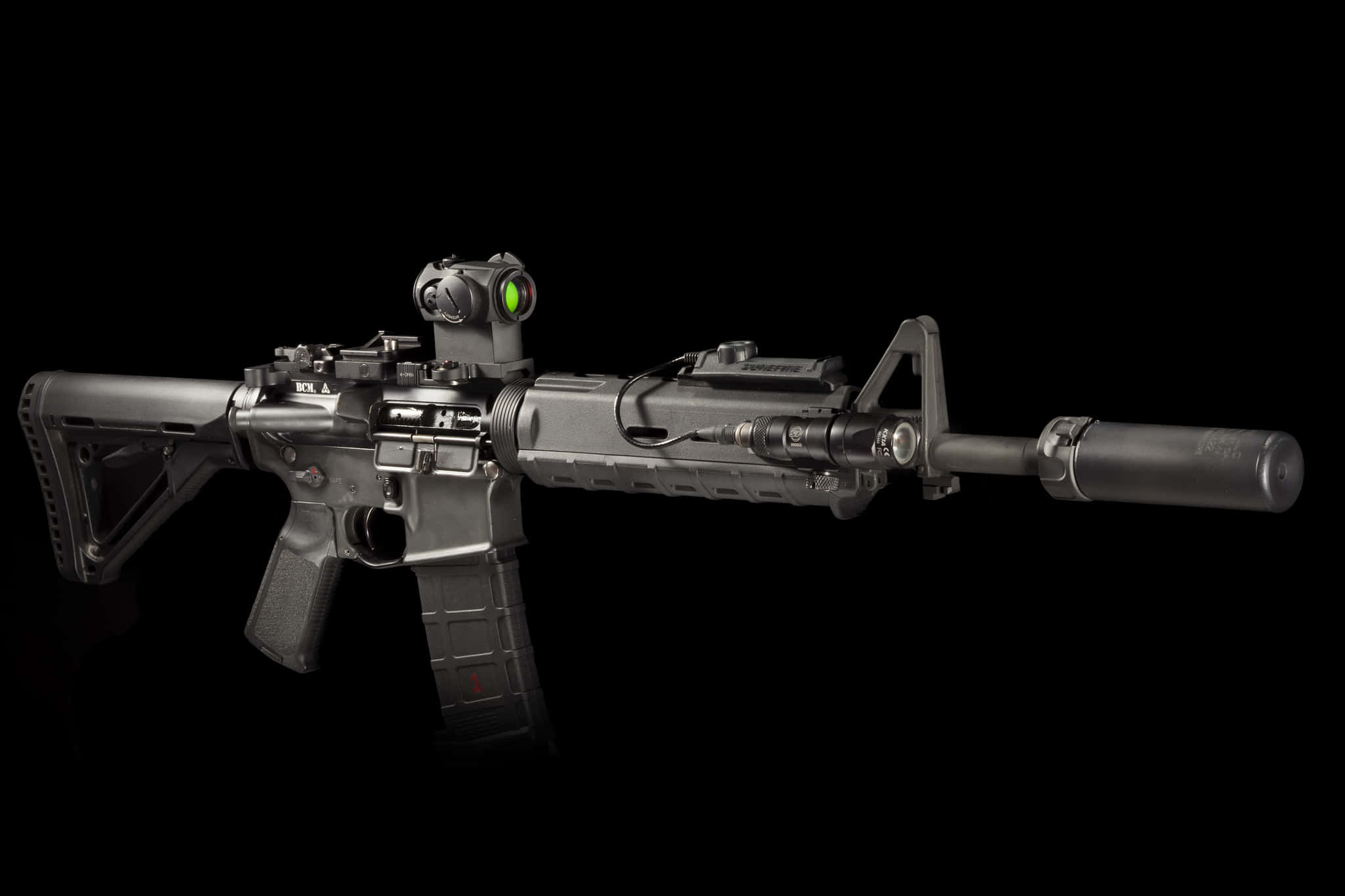 Rifle 桌布 壁紙 — 一把時尚的現代突擊步槍，帶有發光的綠色瞄準器，孤立地立在純黑色背景上。