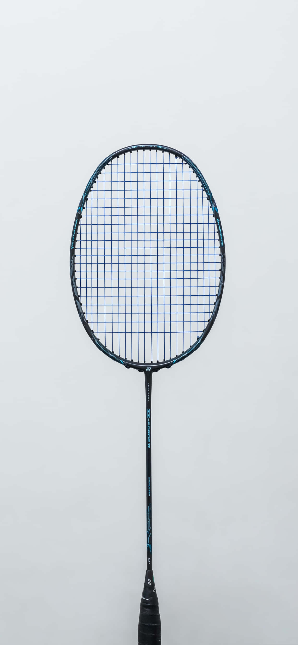 iPhone Xs Max Badminton 桌布 壁紙 — 一把時尚的藍黑羽毛球拍垂直立在純白色背景前。