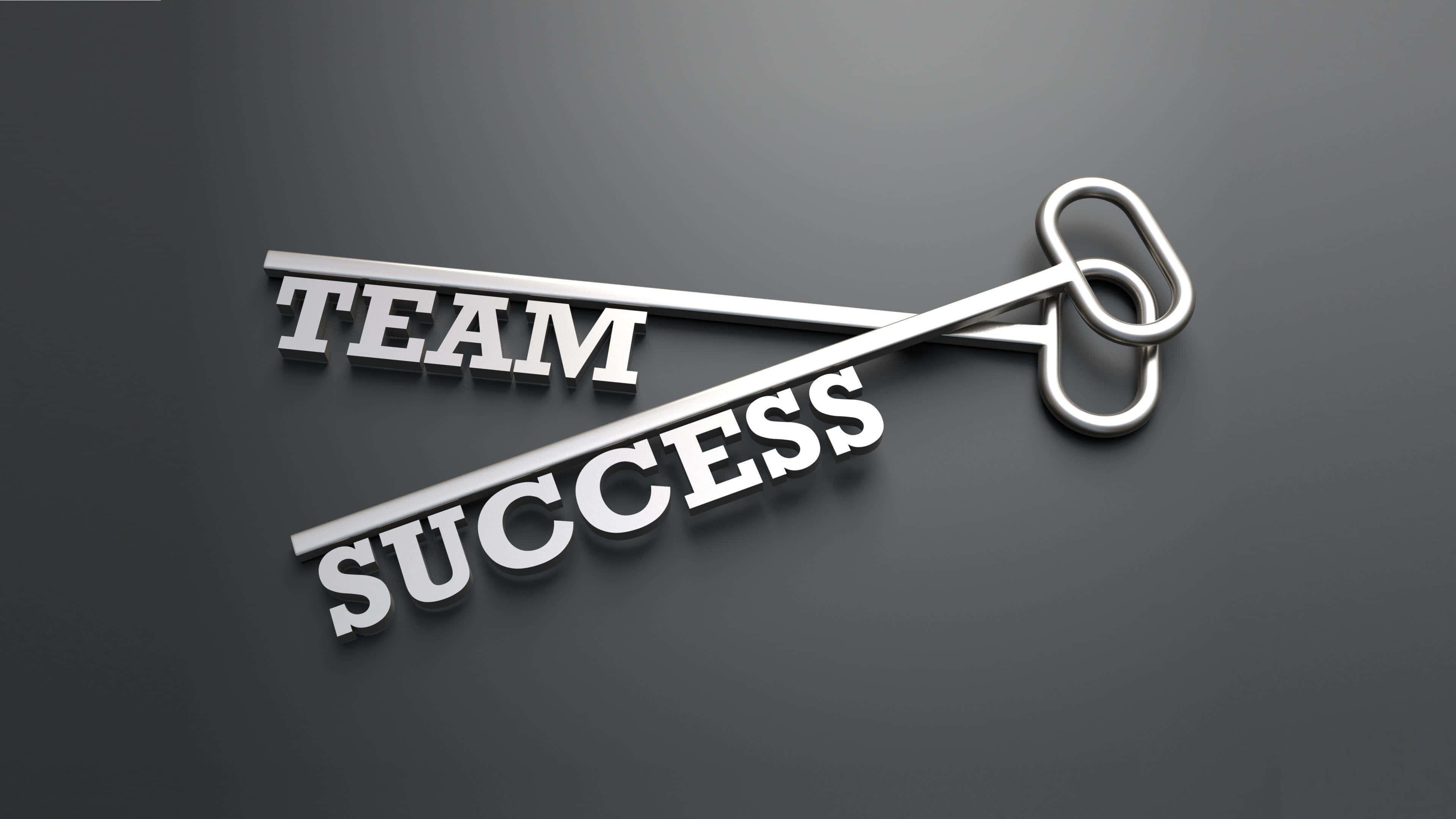 Teamwork 桌布 壁紙 — 一把時尚的金屬鑰匙，上面有粗體3D字母「TEAM」和「SUCCESS」交織在深灰色表面上。