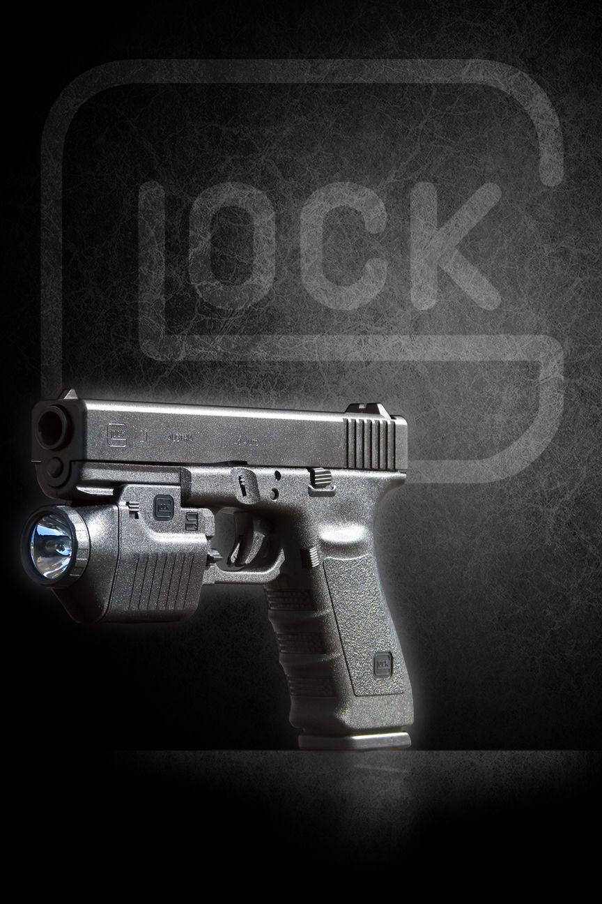 克拉克 桌布 壁紙 — 一把時尚的銀色手槍配備戰術燈，在帶有褪色「LOCK」標誌的深色紋理背景上發光。