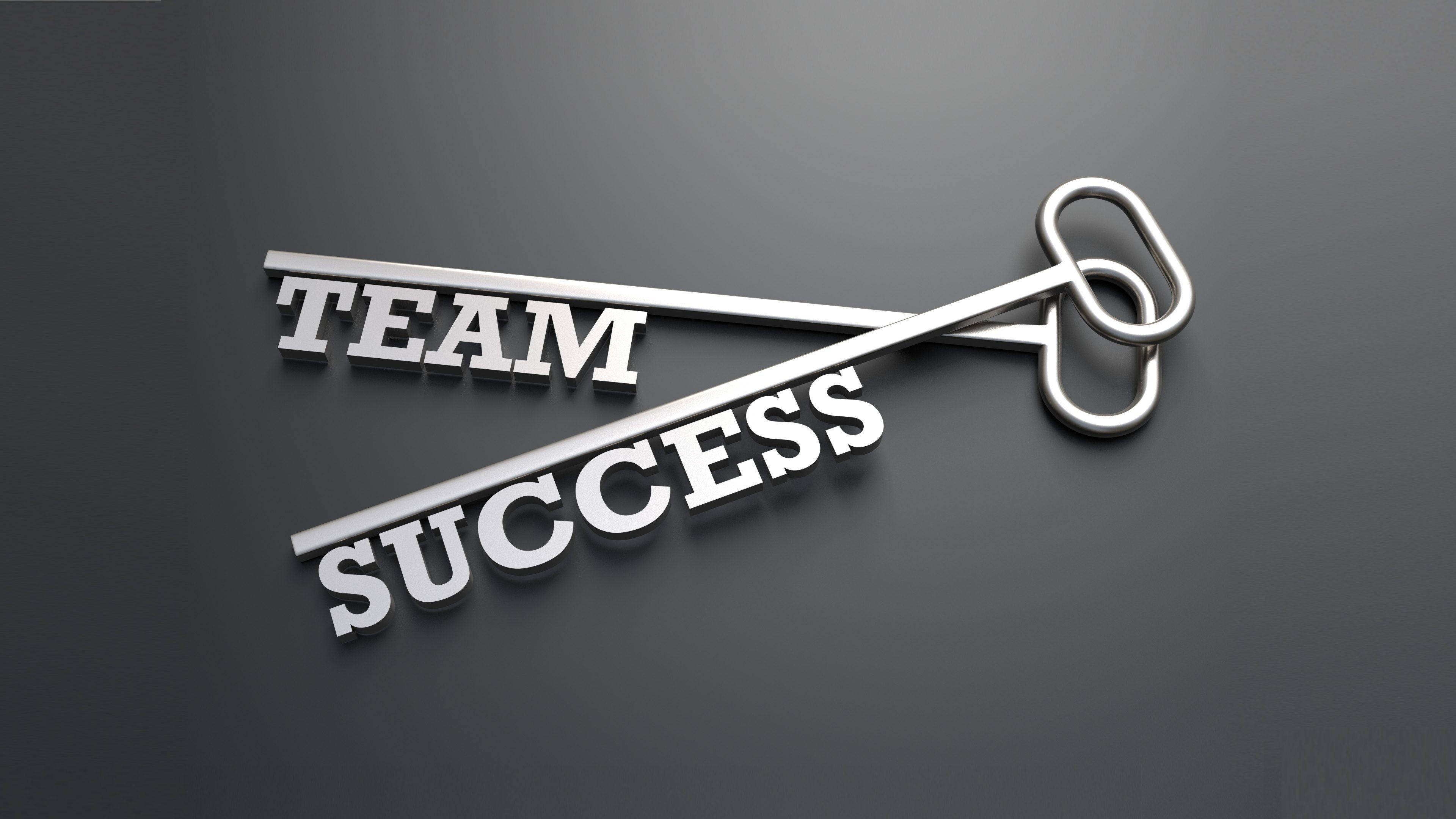 Teamwork 桌布 壁紙 — 一把時尚的銀色鑰匙，以 'TEAM' 和 'SUCCESS' 的 3D 字母形成其刀片，背景為深灰色漸變。