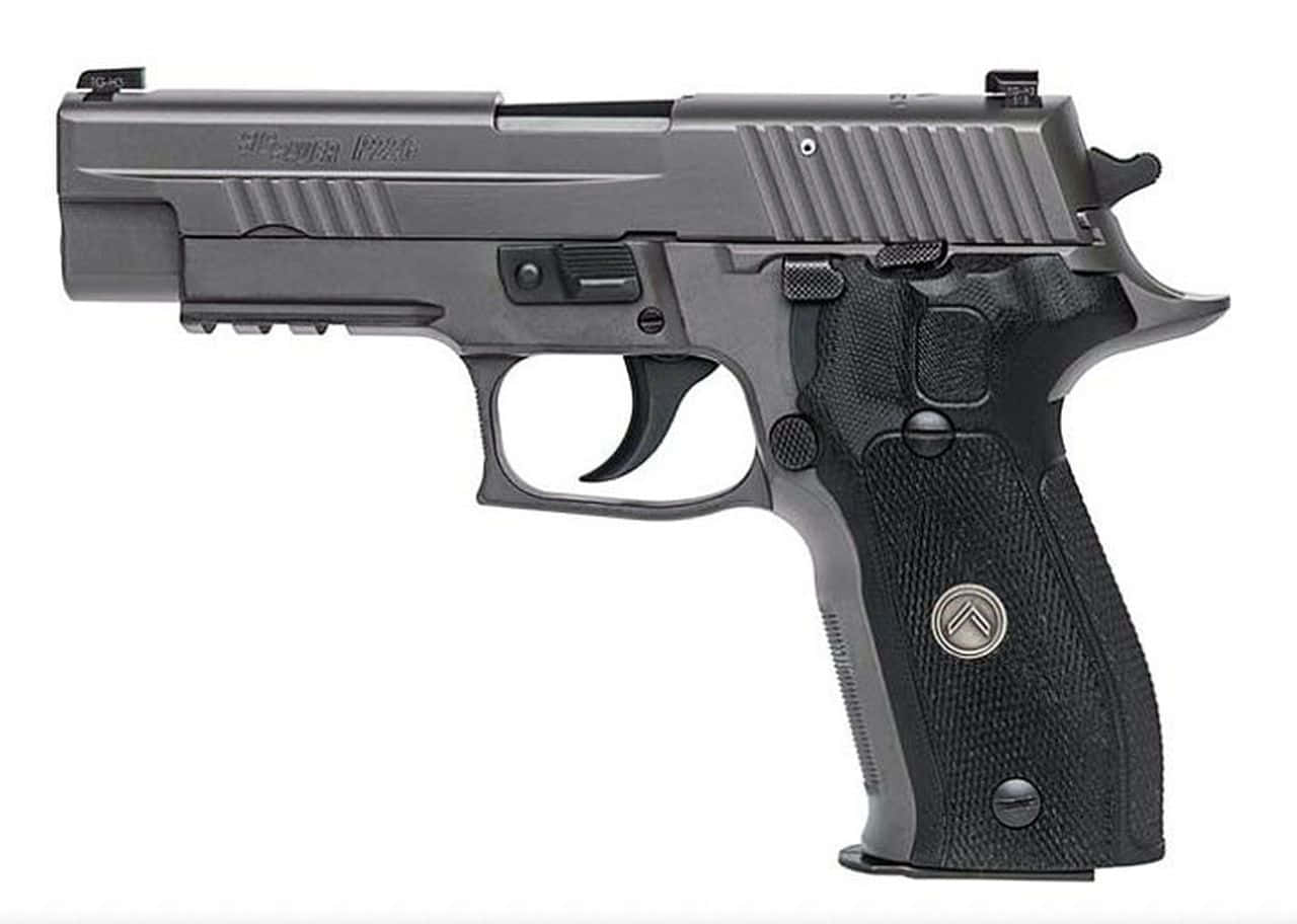 槍枝 桌布 壁紙 — 一把時尚的黑色Sig Sauer P226手槍以側面輪廓展示在乾淨的白色背景上，具有細緻紋理和金屬質感。