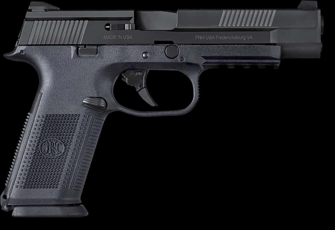 Weapons 桌布 壁紙 — 一把時尚的黑色手槍，帶有紋理握把和雕刻標記，在純黑色背景上孤立。