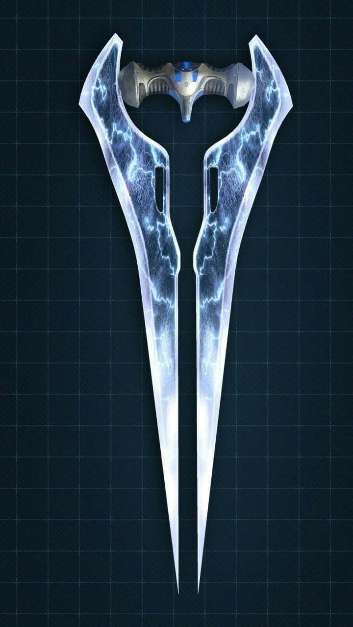 Halo Energy Sword 桌布 壁紙 — 一把未來主義的雙刃劍，金屬表面帶有發光的藍色閃電圖案，背景為深色網格。