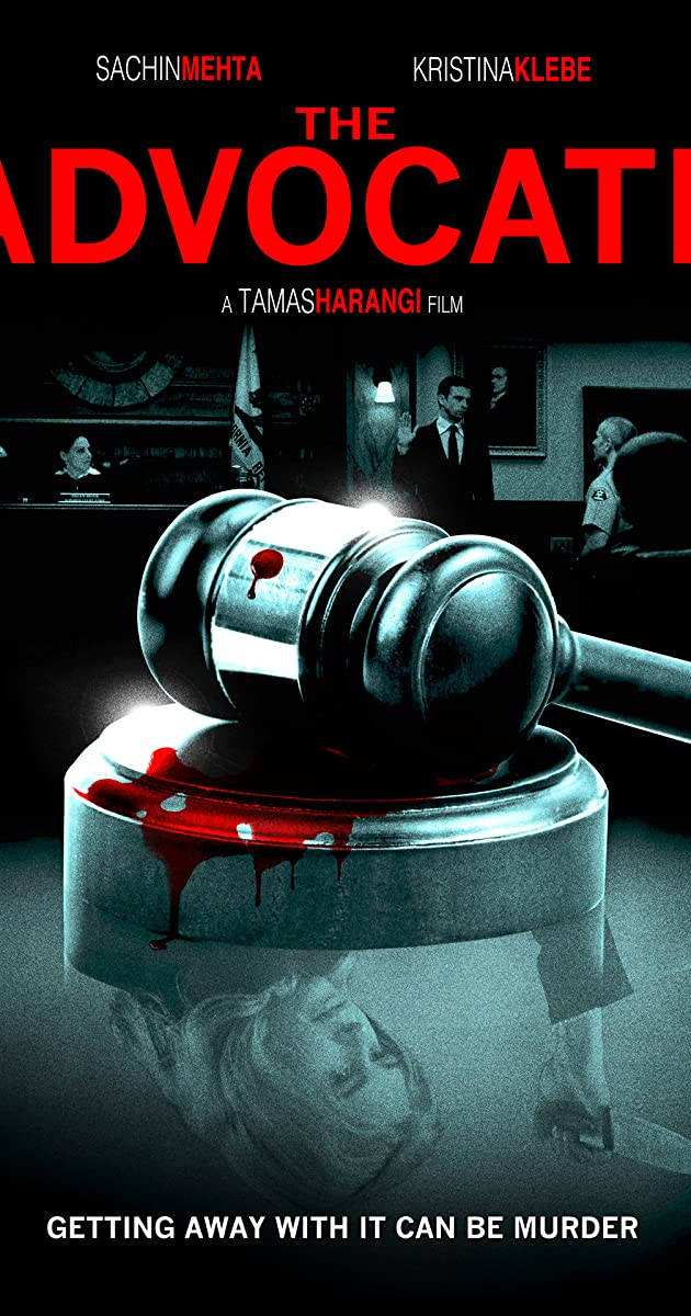 Advocate 桌布 壁紙 — 一把染血的法官槌放在昏暗法庭的支架上，下方反射出幽靈般的面孔，背景有演員。