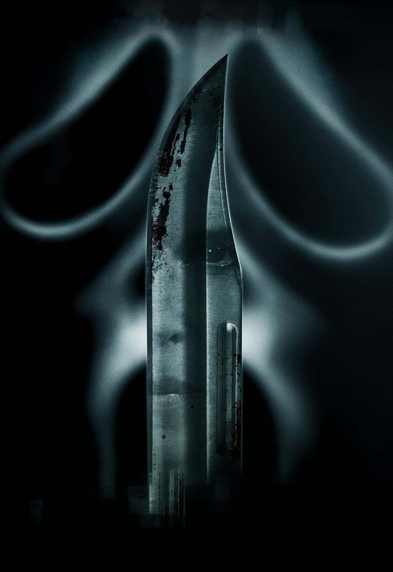 Scream Ghostface 桌布 壁紙 — 一把沾滿血跡的刀在深藍色調中，對著一個幽靈般尖叫的臉部輪廓發光。