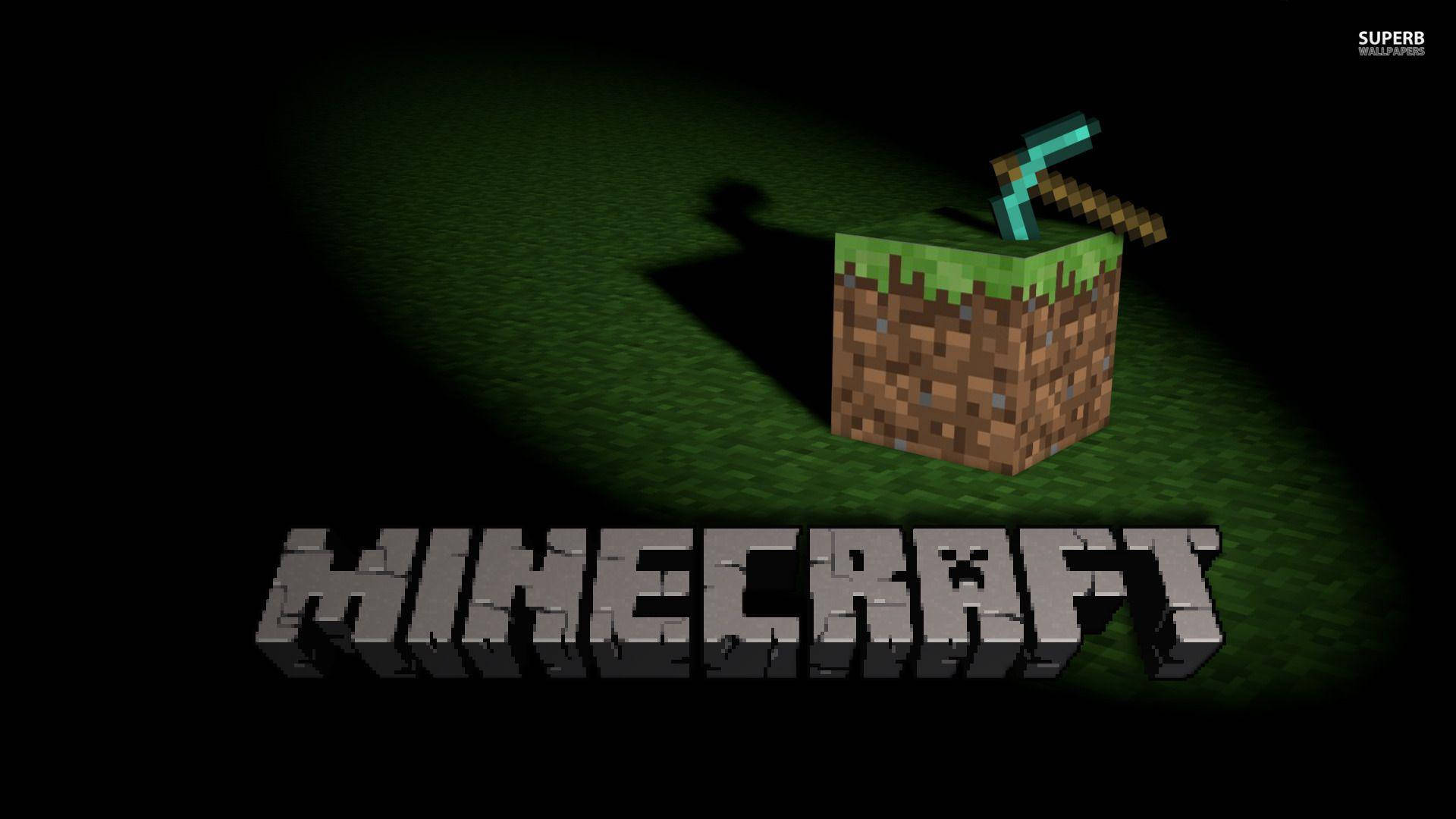 Minecraft Logo 桌布 壁紙 — 一把發光的Minecraft鑽石鎬放在聚光燈下的草塊上，背景為深色。