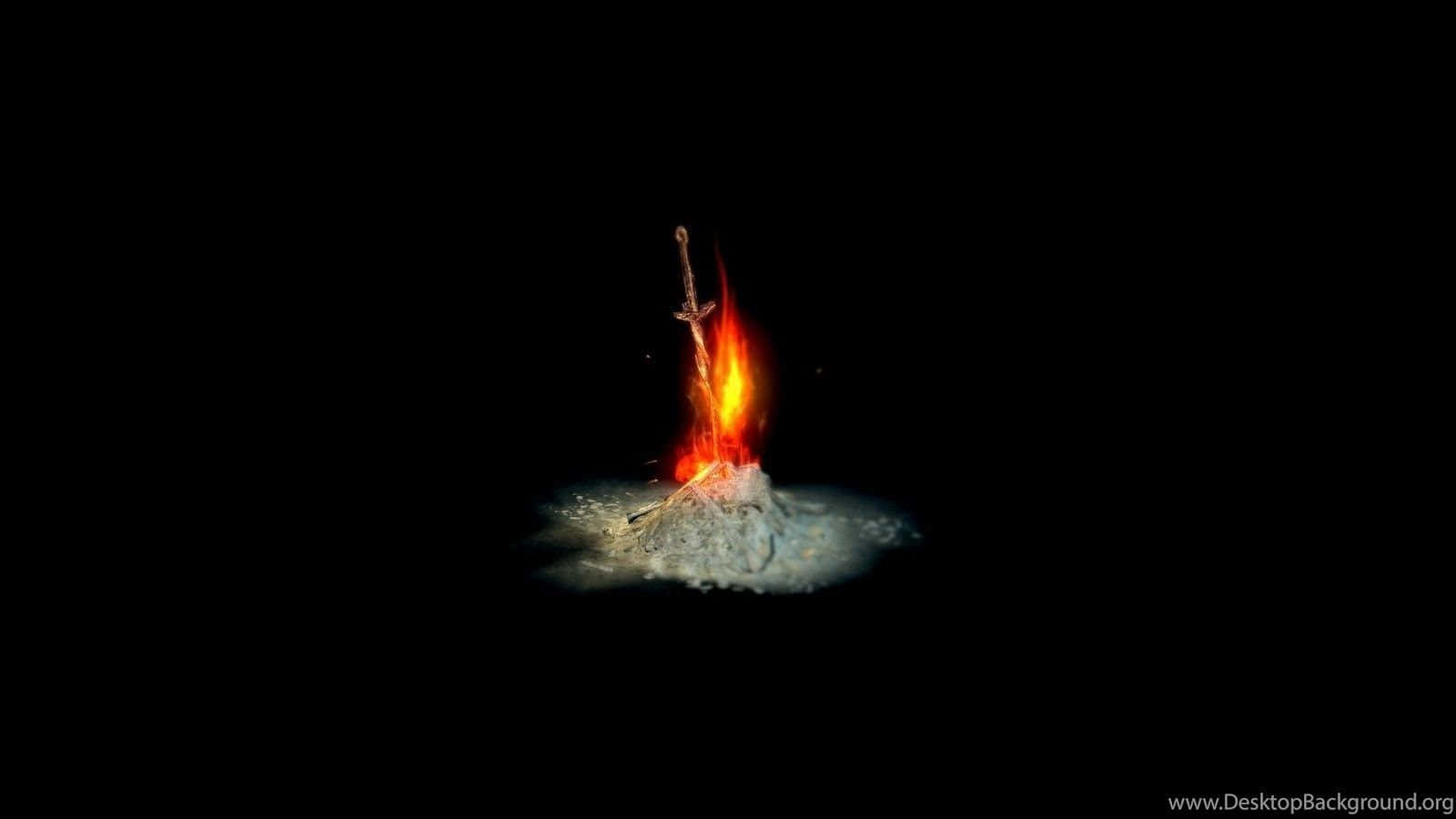 Dark Souls Bonfire 桌布 壁紙 — 一把發光的劍從雪堆中冒出，火焰在漆黑虛空中升騰。