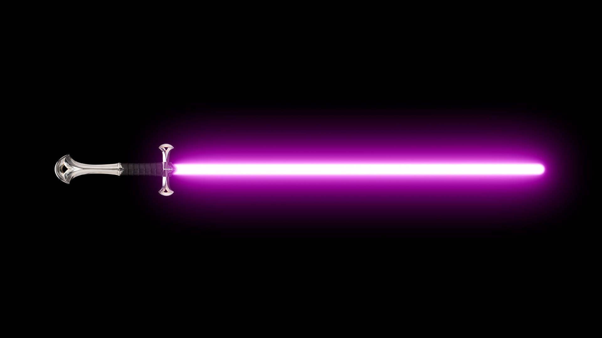 Lightsaber 桌布 壁紙 — 一把發光的紫色光劍，帶有銀色劍柄，在純黑色背景上水平漂浮。