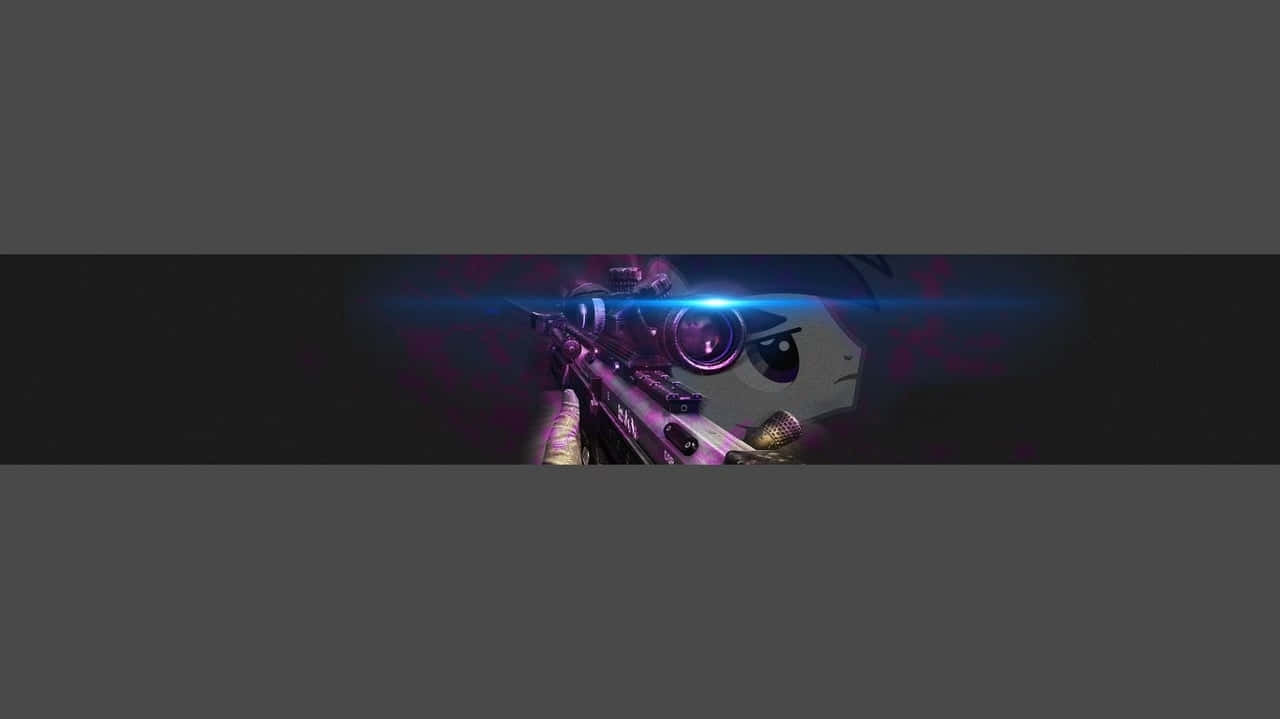 Banner 桌布 壁紙 — 一把發光的紫色狙擊步槍，帶有藍色瞄準鏡，在黑暗背景下向前瞄準。