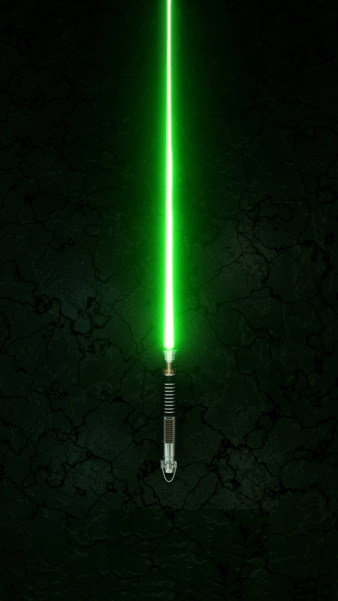 Star Wars Cell Phone 桌布 壁紙 — 一把發光的綠色光劍垂直立於裂開的黑暗表面，散發出強烈的光芒。