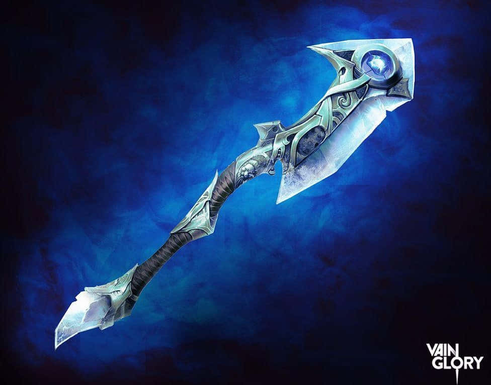 Vainglory 桌布 壁紙 — 一把發光的藍色幻想斧頭，帶有精緻的銀色雕刻和旋轉球體手柄，以深藍色煙霧背景為襯托。