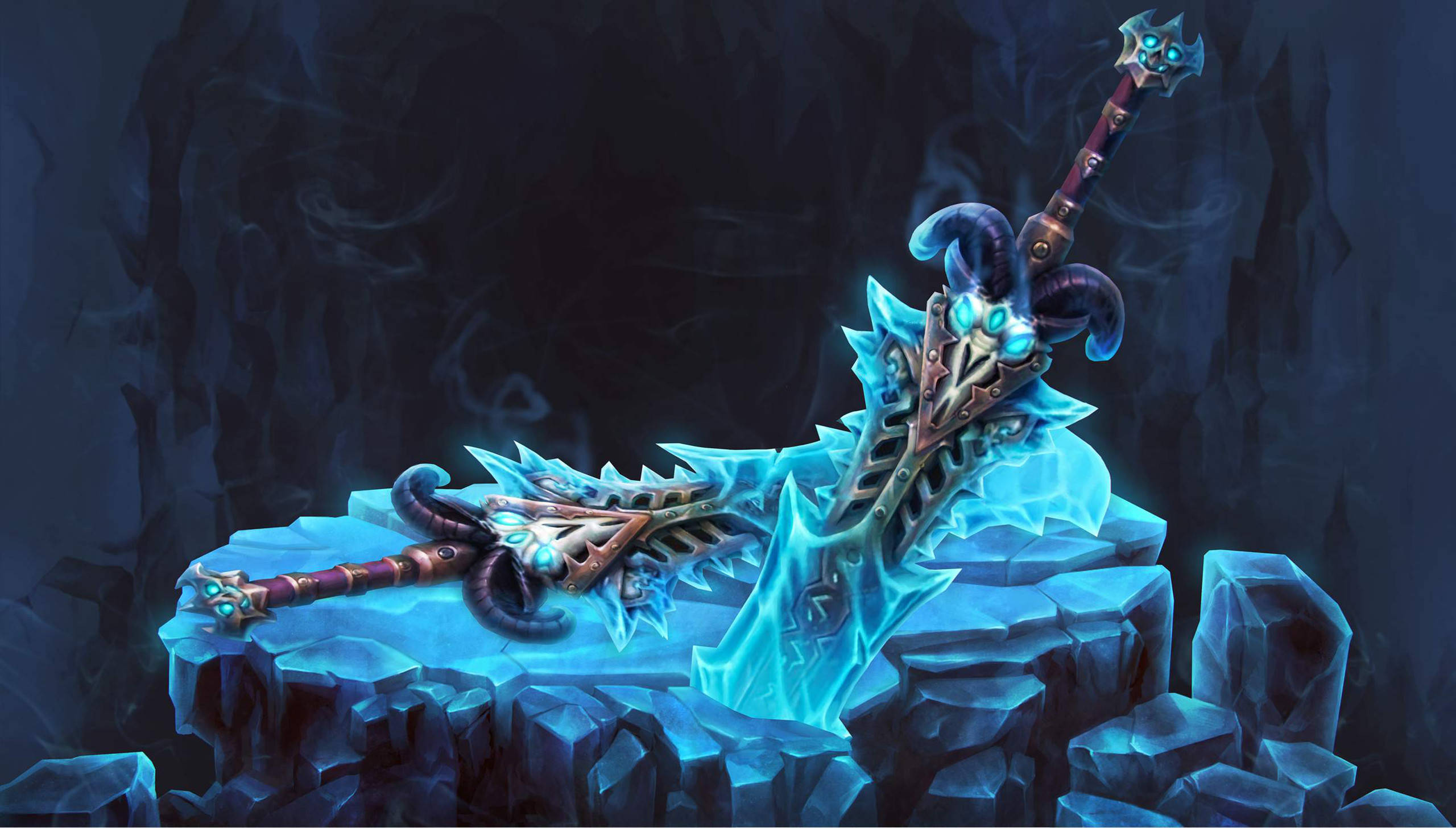 Death Knight 桌布 壁紙 — 一把發光的藍色魔法劍，帶有華麗的設計，放在黑暗洞穴中鋸齒狀的冰平台上。