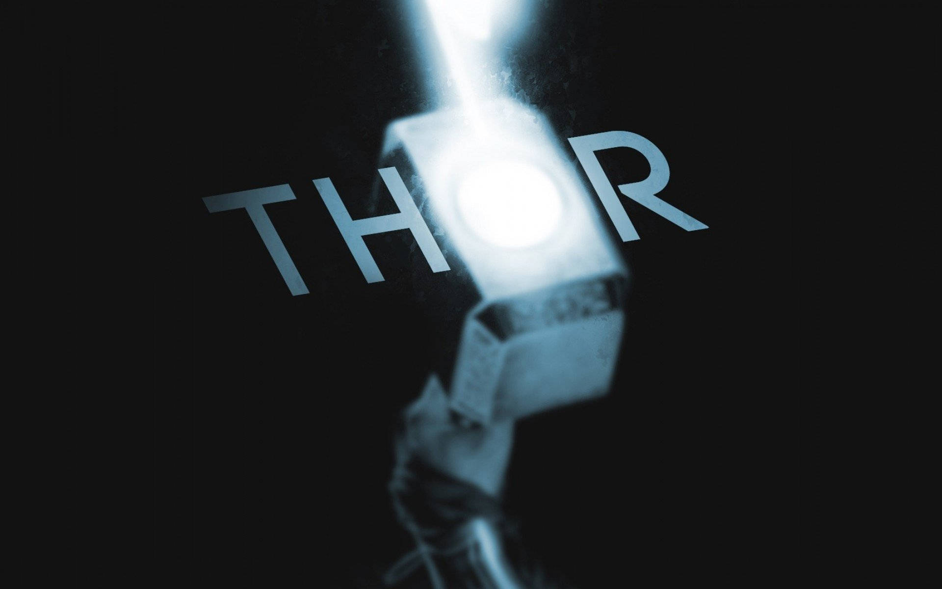 Thors Hammer 桌布 壁紙 — 一把發光的錘子，上面部分可見「THOR」字樣，背景為深色。