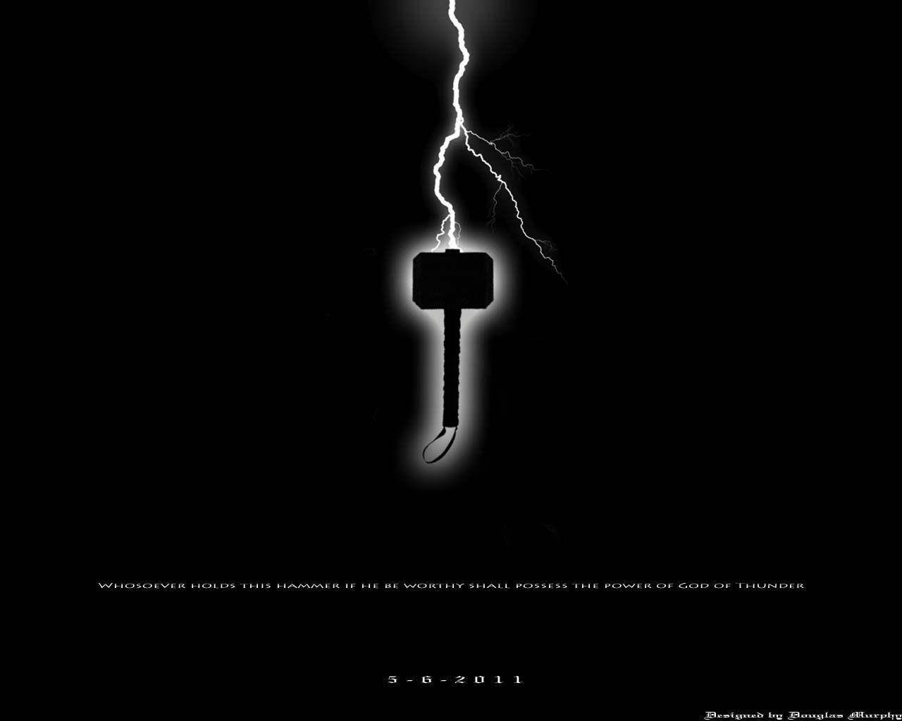 Thor Hammer 桌布 壁紙 — 一把發光的錘子被閃電懸掛在黑色背景上，下方有文字。