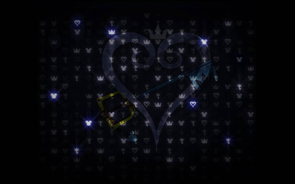 Kingdom Hearts 桌布 壁紙 — 一把發光的鑰刃，金色握柄，在黑暗背景前放置，背景上有微弱的米奇老鼠皇冠和心形圖案，前方有一個旋轉的心形標誌。