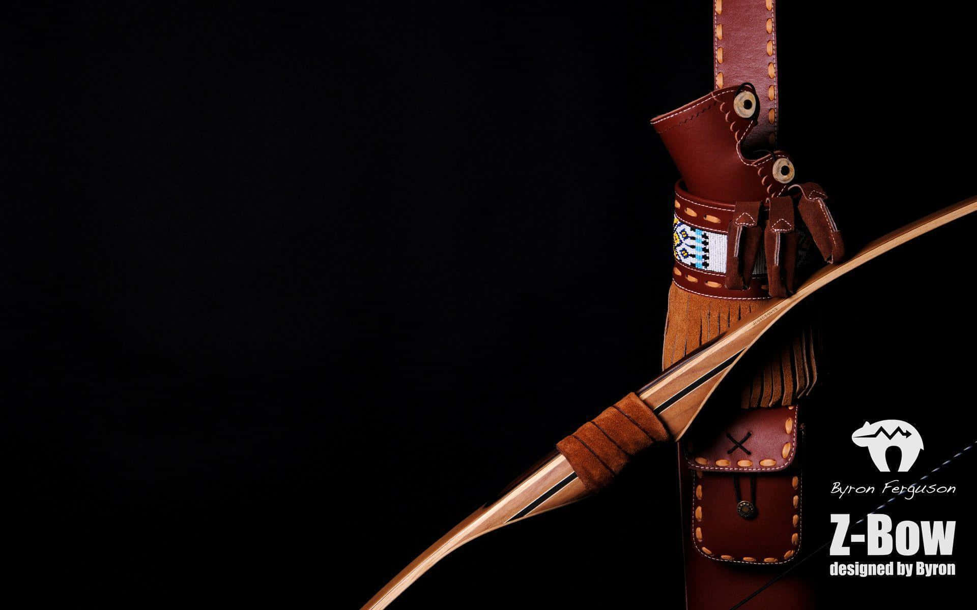 Archery 桌布 壁紙 — 一把精心製作的木弓，配上皮革箭袋和珠飾，在純黑背景下格外突出。