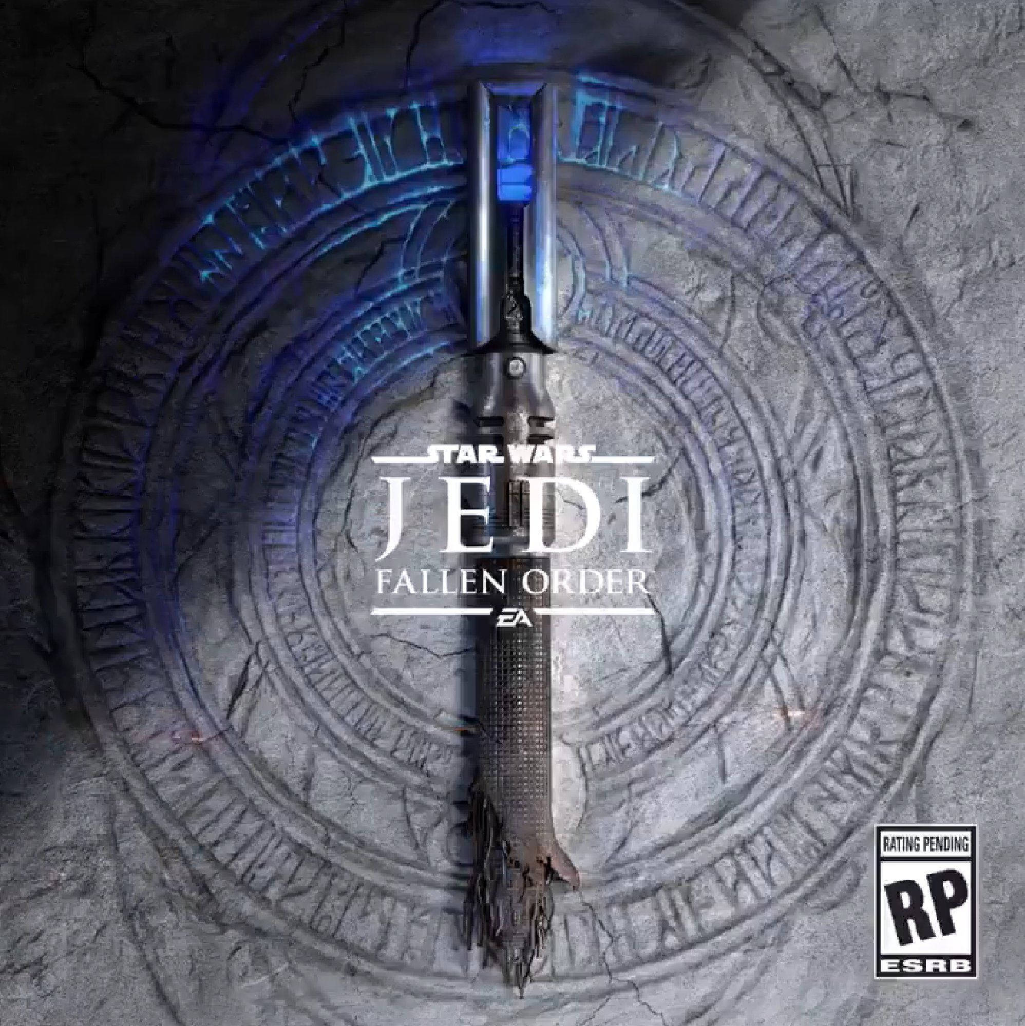 Jedi 桌布 壁紙 — 一把藍色光劍垂直放在一個古老的圓形石雕上，石雕上有發光的符文，位於黑暗的石室中。