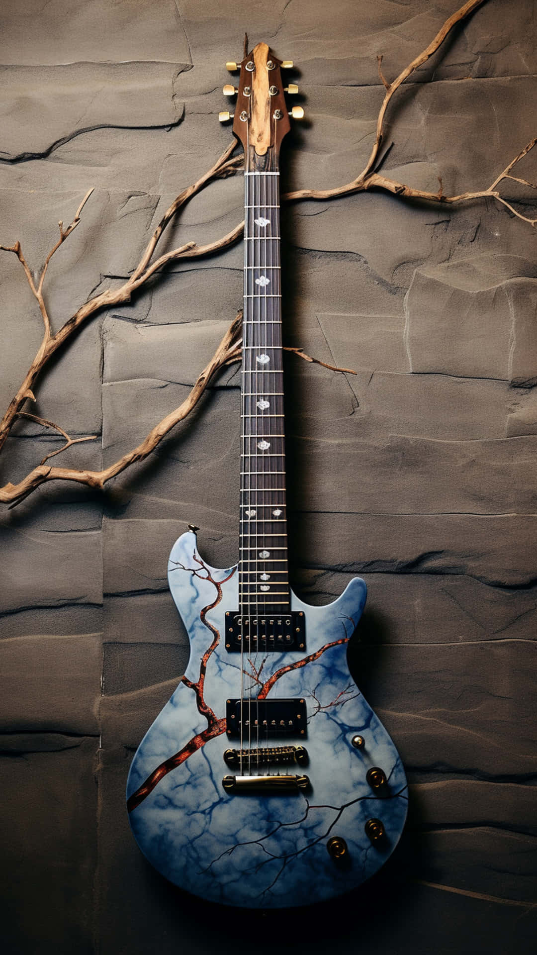 Studio shot of retro styled electric guitar 壁紙 — 一把藍色大理石紋電吉他帶有紅色脈絡狀圖案，靠在一塊飾有乾枯樹枝的深灰色皺褶布料背景上。