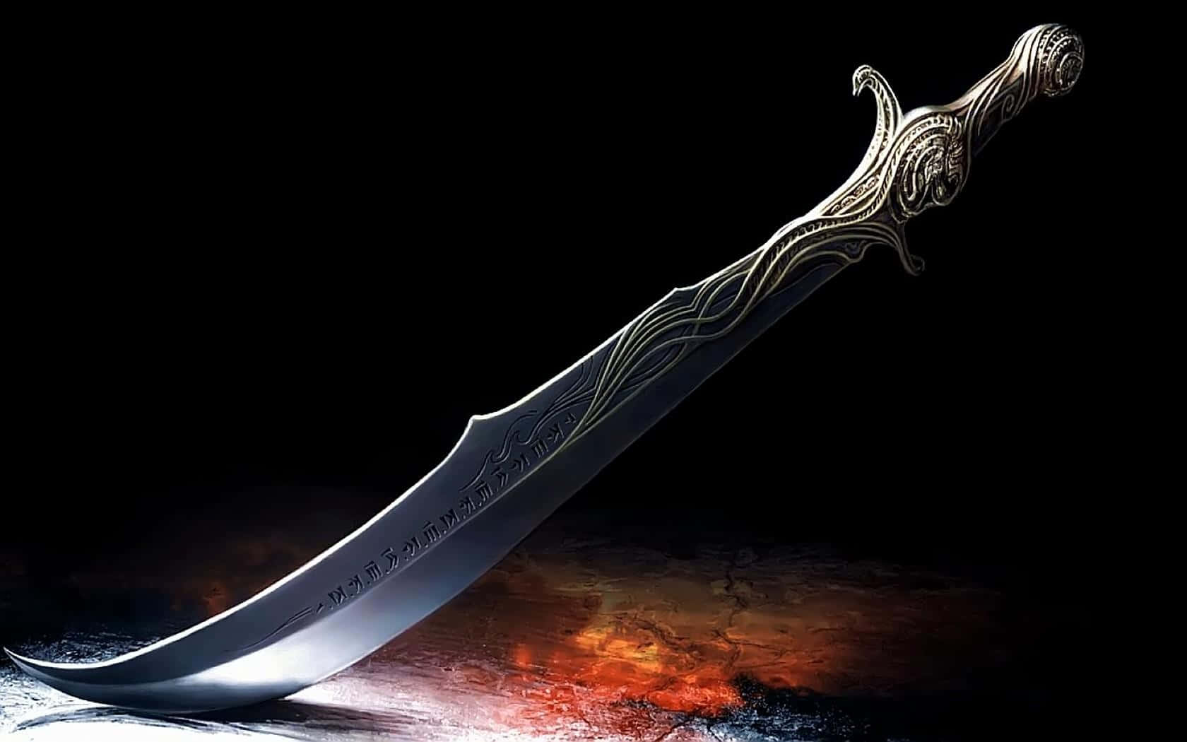 Ancient Weapons 桌布 壁紙 — 一把裝飾華麗的彎曲劍，帶有複雜的金色圖案，放置在黑色背景上熾熱發光的表面上。