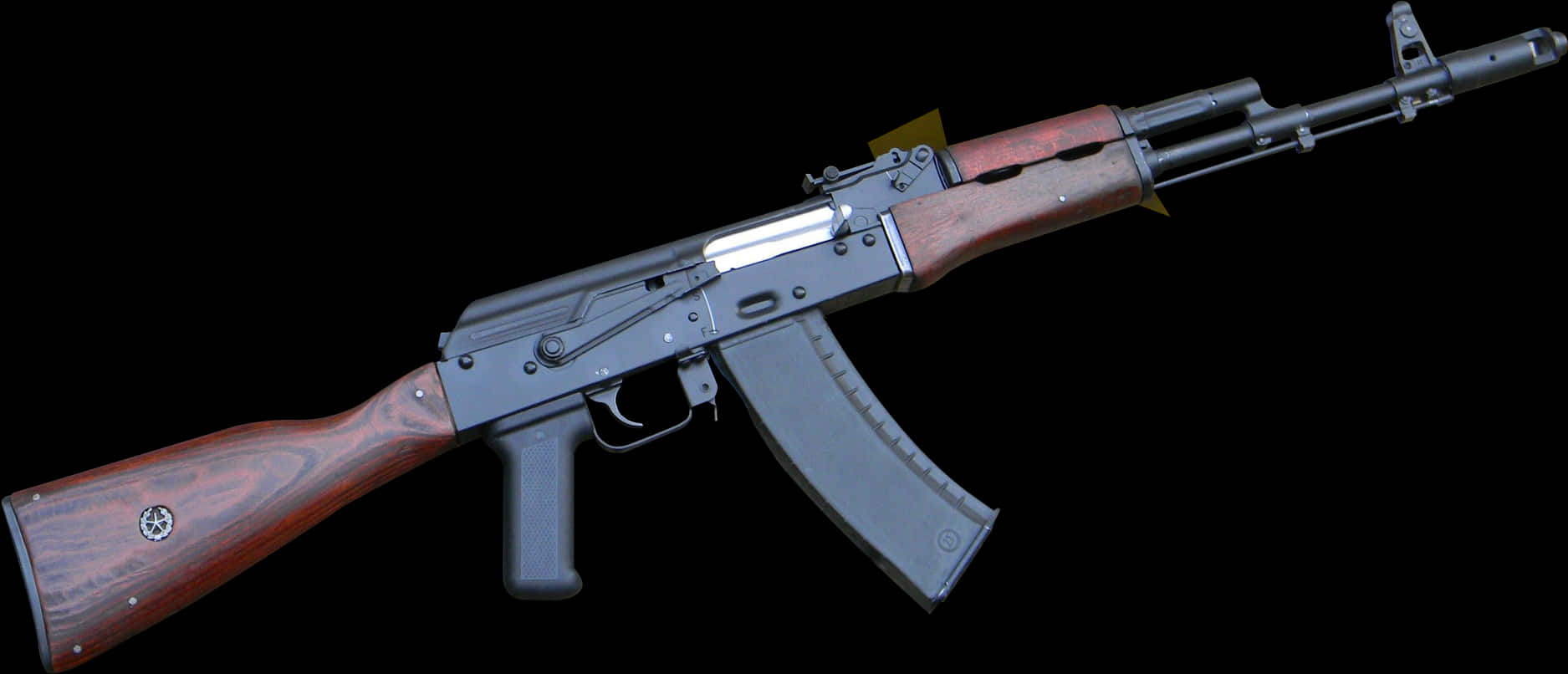 Weapons 桌布 壁紙 — 一把詳細的AK-47步槍，配有木製槍托和金屬部件，在黑色背景上孤立展示。