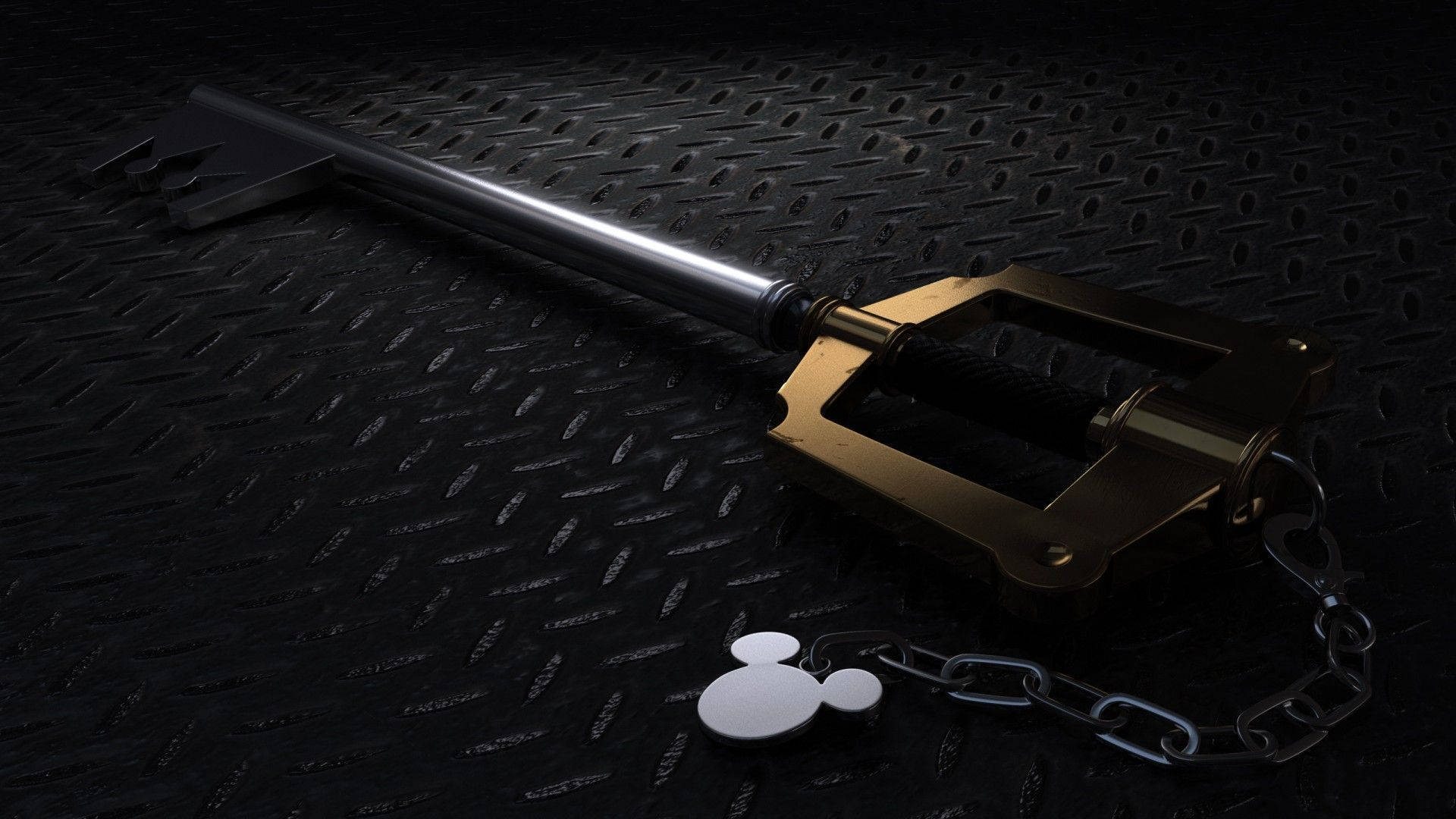 Kingdom Hearts 桌布 壁紙 — 一把金屬鑰刃，金色握柄和米奇老鼠吊飾，放在黑色鑽石板表面上，在戲劇性燈光下。