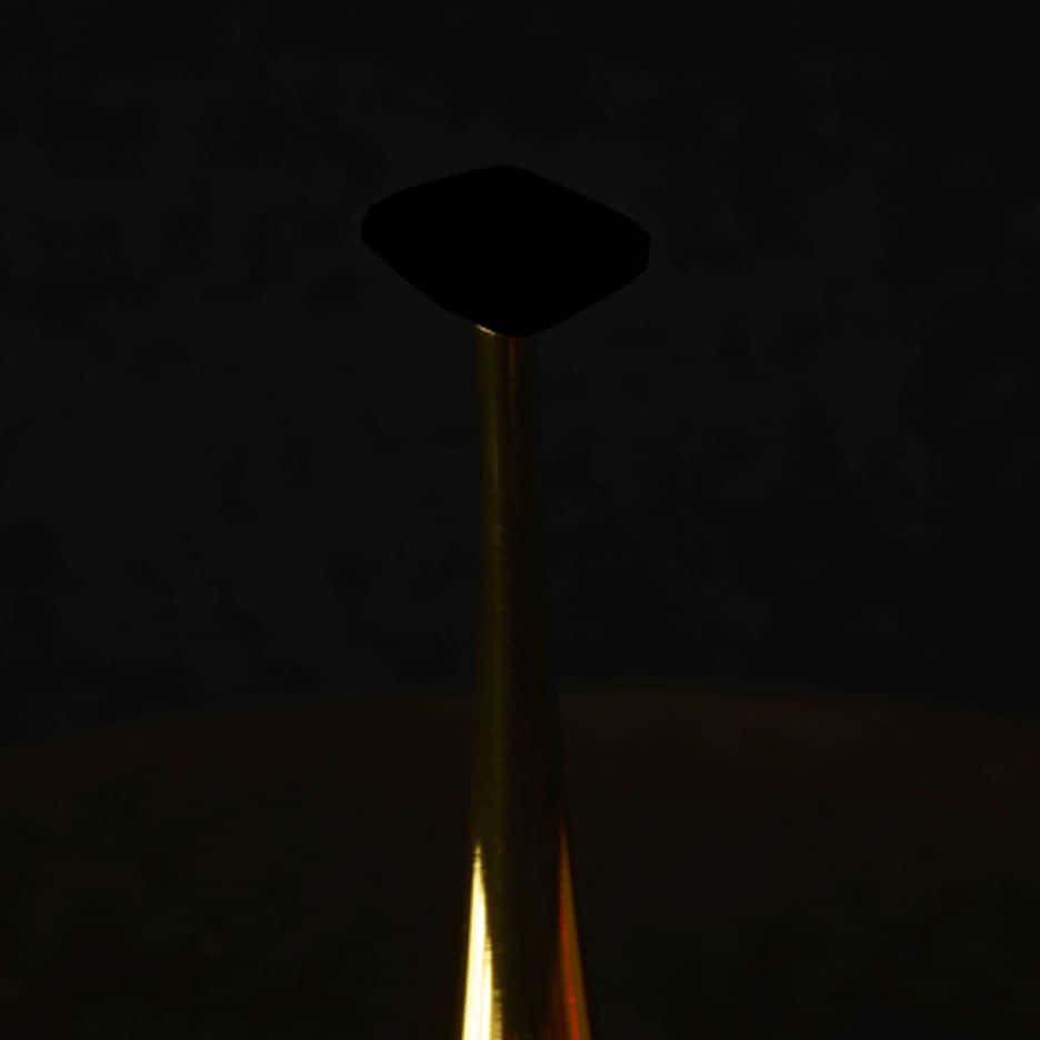 Vantablack 桌布 壁紙 — 一把金色火炬帶有黑色火焰尖端，在深色紋理背景上發光。