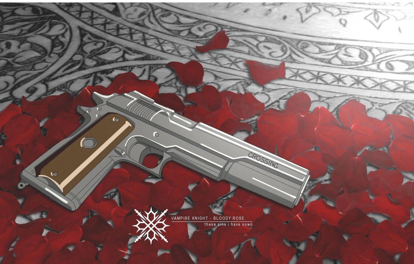 Vampire Knight 桌布 壁紙 — 一把銀色手槍搭配棕色握柄，放置在華麗銀色表面上的一層鮮紅玫瑰花瓣上。