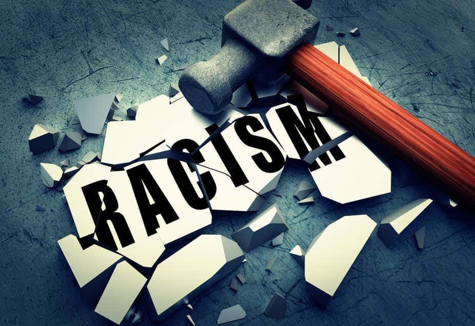Racism 桌布 壁紙 — 一把鎚子將「種族主義」一詞砸碎在裂開的混凝土表面上。