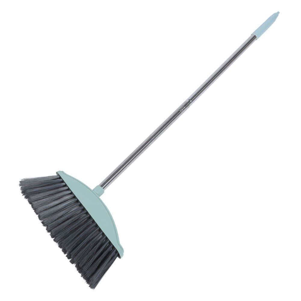 Broom 桌布 壁紙 — 一把長柄掃帚，帶有灰色刷毛和薄荷綠色塑膠頭，背景為純白色。