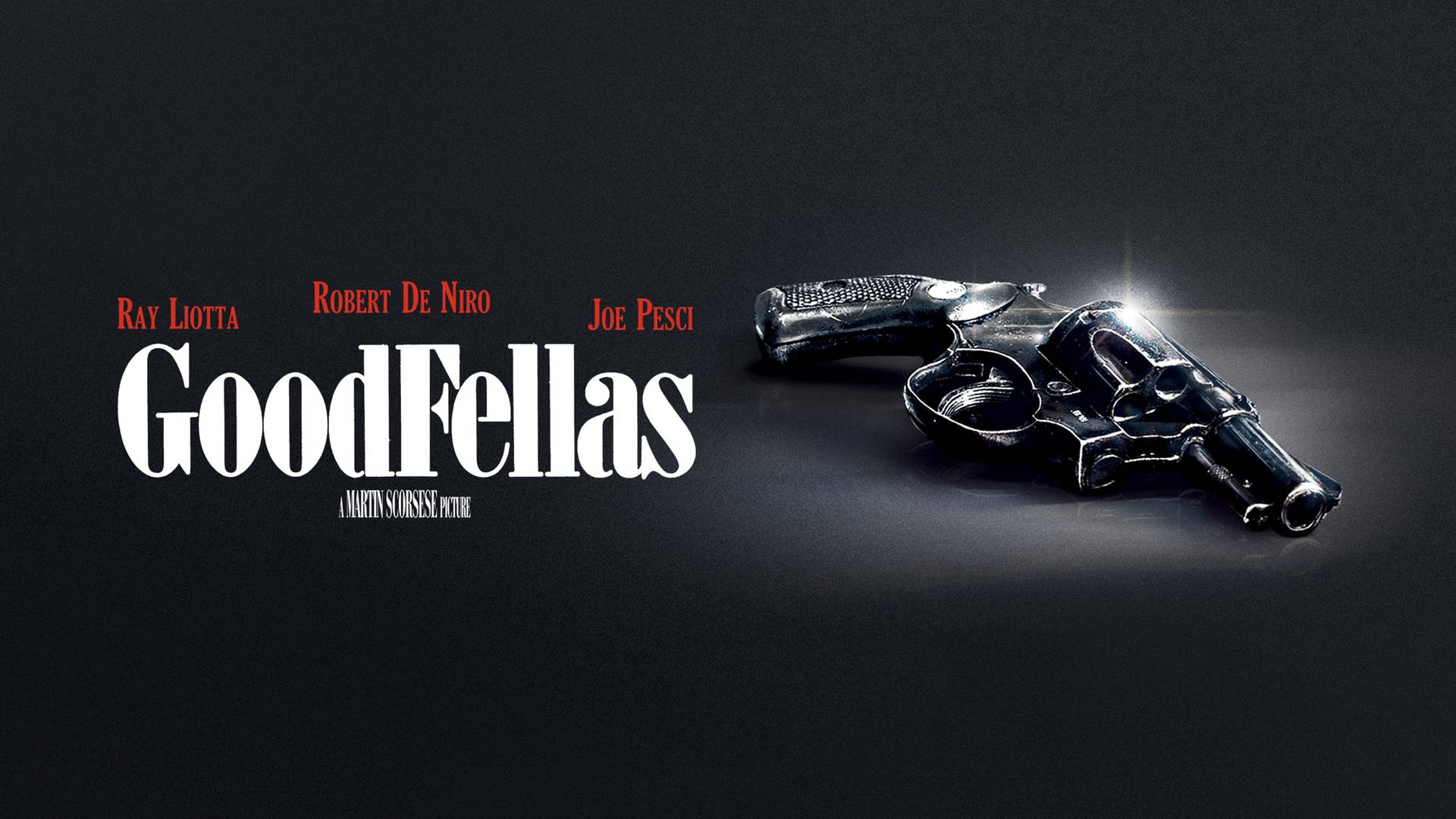 goodfellas 桌布 壁紙 — 一把閃亮的左輪手槍放在深色表面上，旁邊是粗體的《GoodFellas》電影標題和紅色的演員名字。