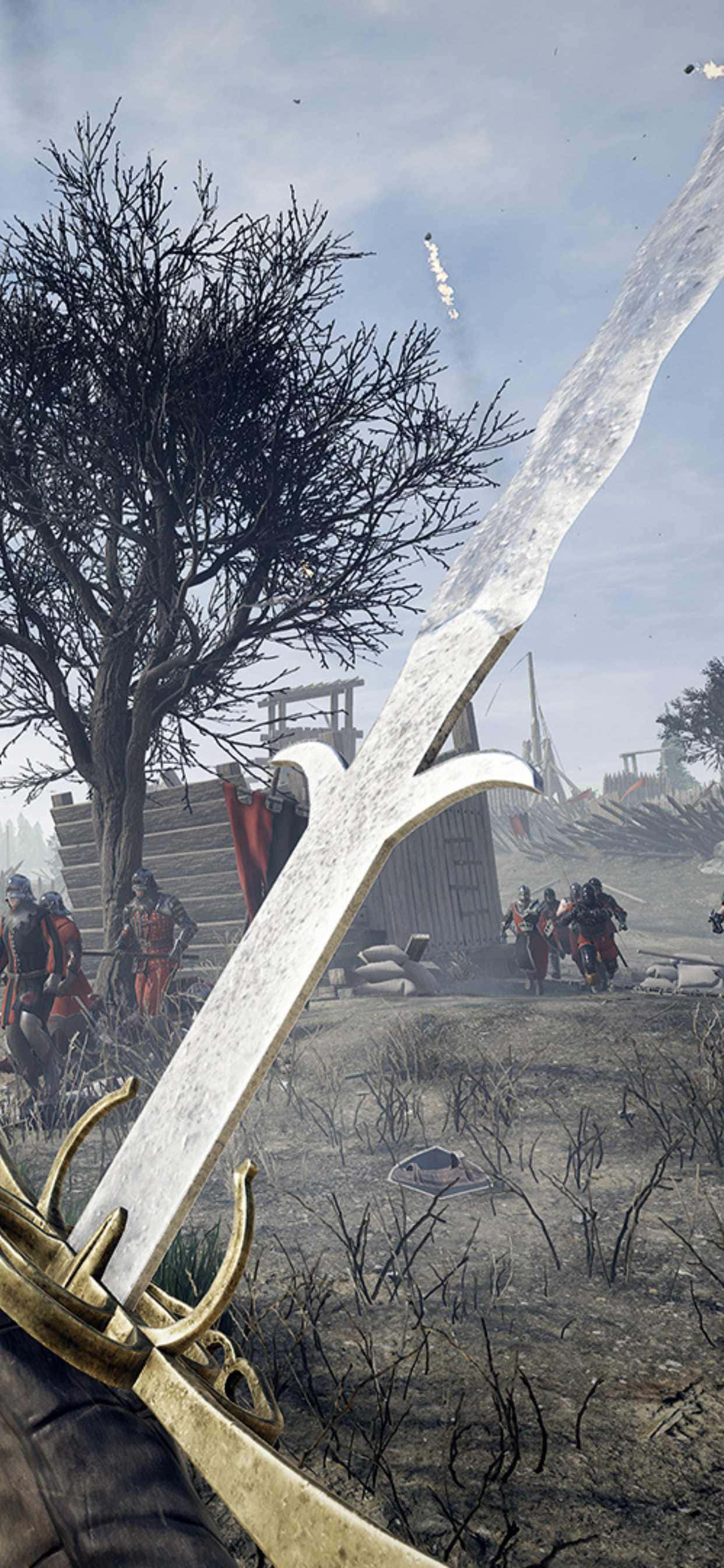 iPhone Xs Max Mordhau 桌布 壁紙 — 一把閃閃發光的劍刃特寫佔據前景，身穿盔甲的士兵站在蒼白天空下的荒蕪戰場上。