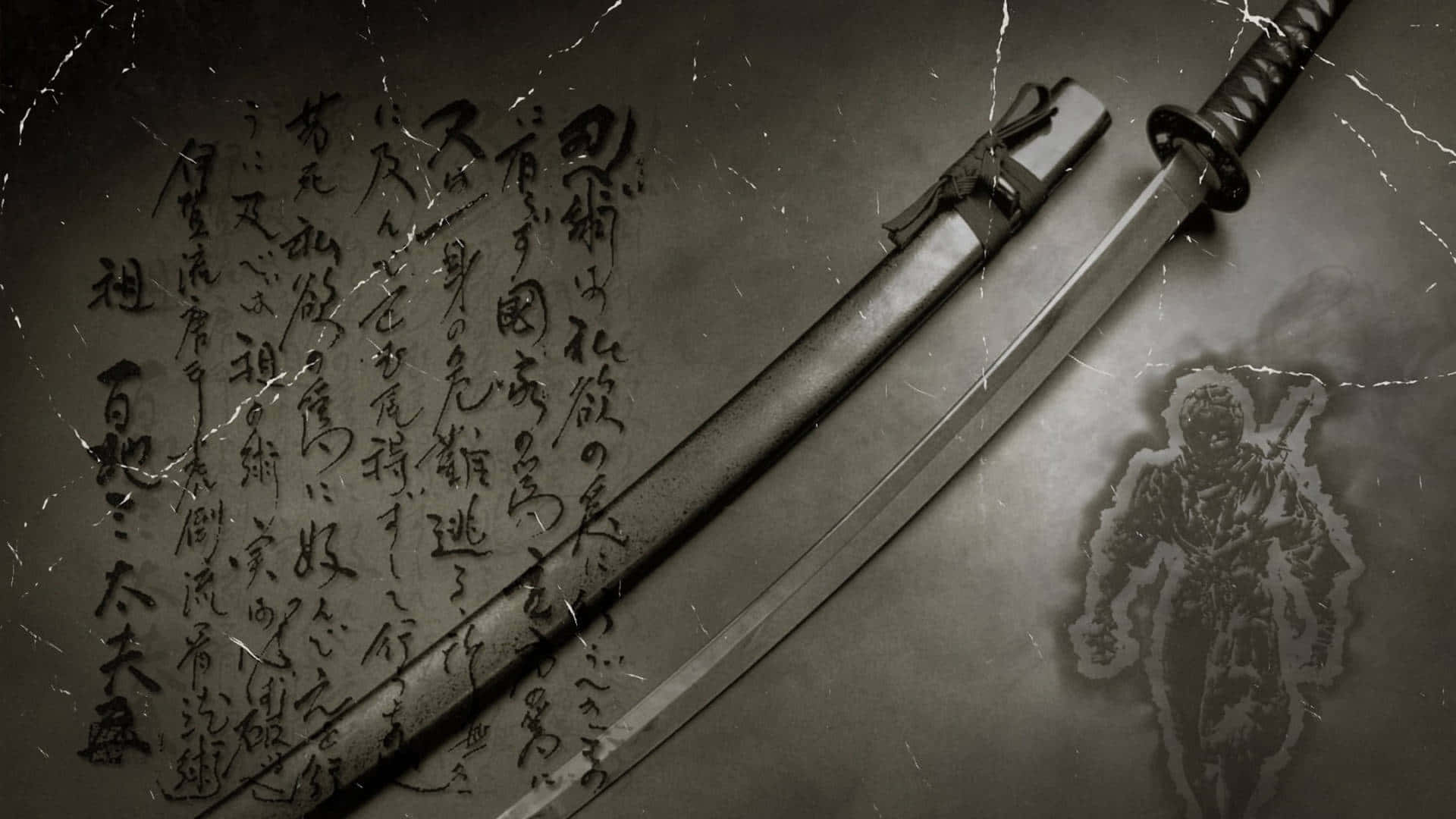 Samurai Sword 桌布 壁紙 — 一把風化的刀和脇差放在一張有日本書法和鬼影武士輪廓的破裂羊皮紙上。