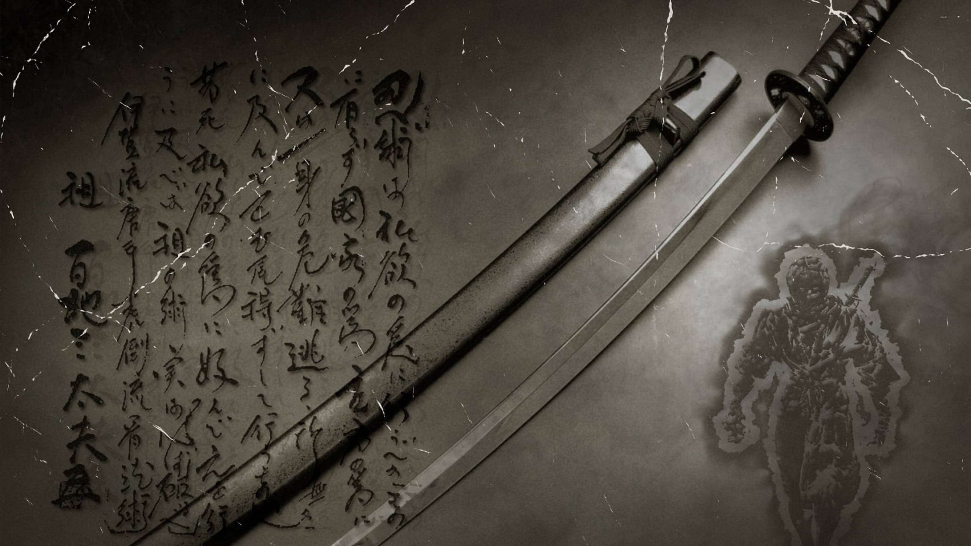 日式 桌布 壁紙 — 一把風化的武士刀及其刀鞘放在龜裂的表面上，旁邊有日本書法和褪色的武士剪影。