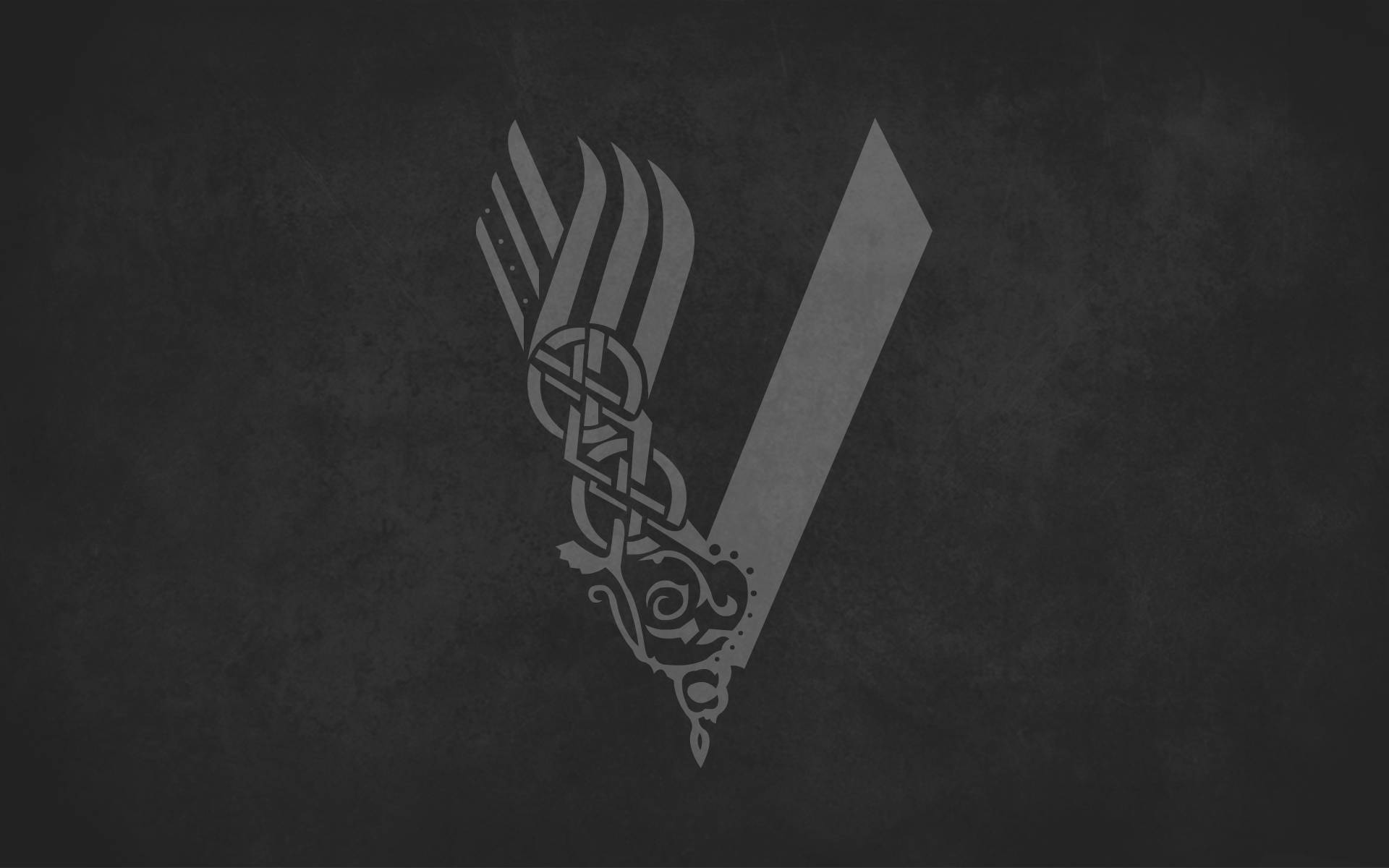 Vikings 桌布 壁紙 — 一把風格化的劍，帶有華麗的凱爾特結飾劍柄，在紋理深灰色背景上隱約發光。