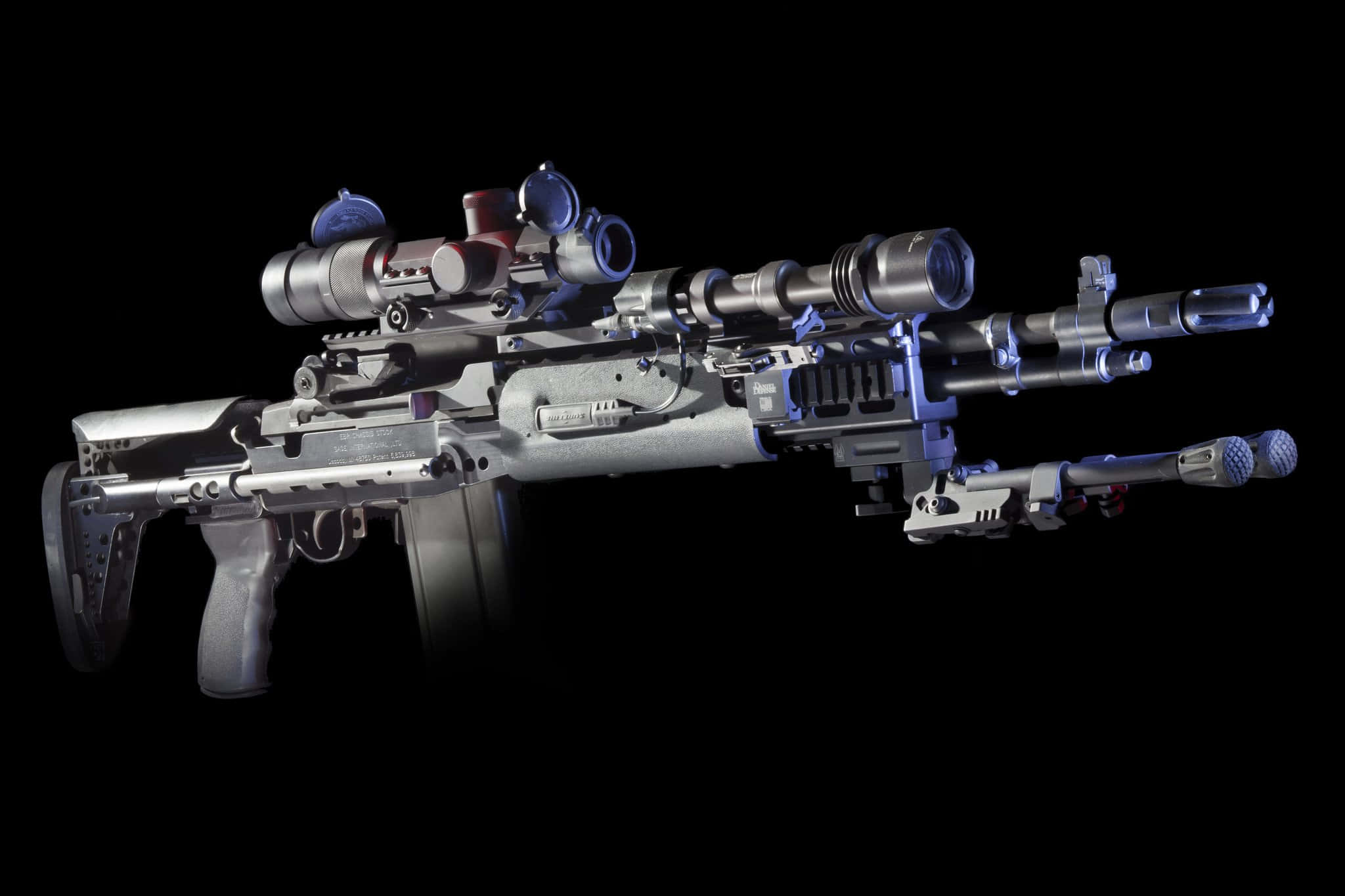 Rifle 桌布 壁紙 — 一把高度詳細的未來風格突擊步槍，帶有發光藍色點綴和安裝的光學瞄準鏡，背景為黑色。