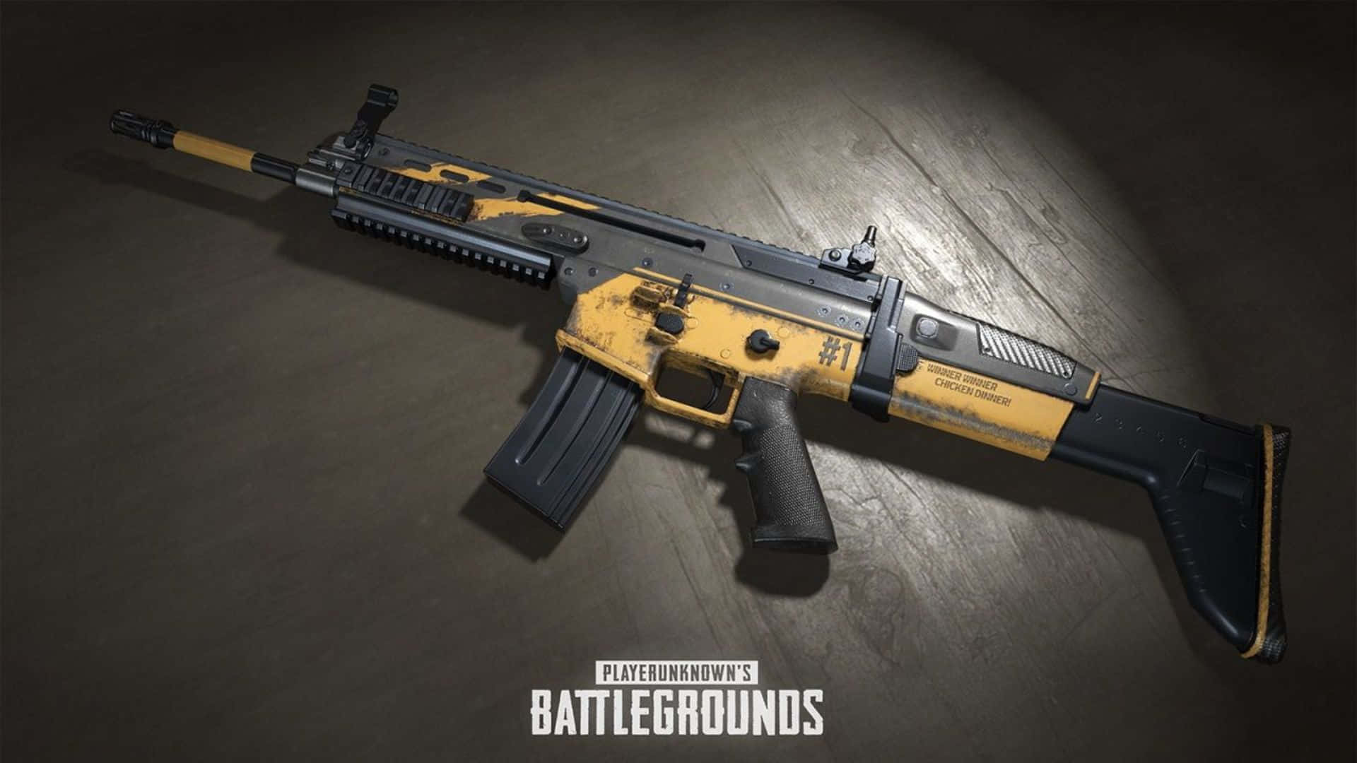 Pubg Guns 桌布 壁紙 — 一把黃黑相間的突擊步槍，上面帶有「Chicken Dinner」字樣，放置在深色木質表面上，並有戲劇性的聚光燈照射。